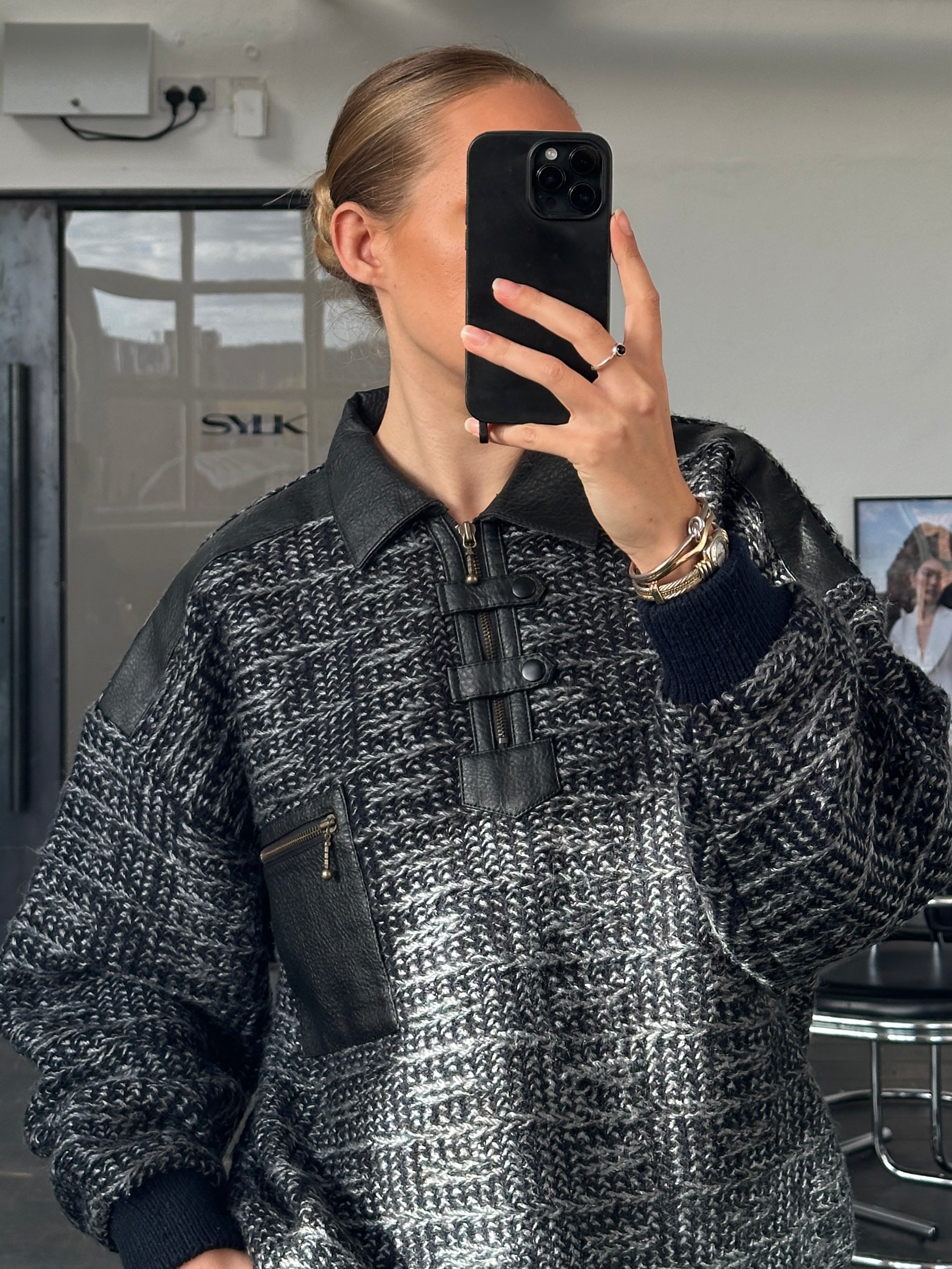 Vintage 1990s textured knitted polo jumper in size L/XL, featuring a classic design and soft knit fabric.