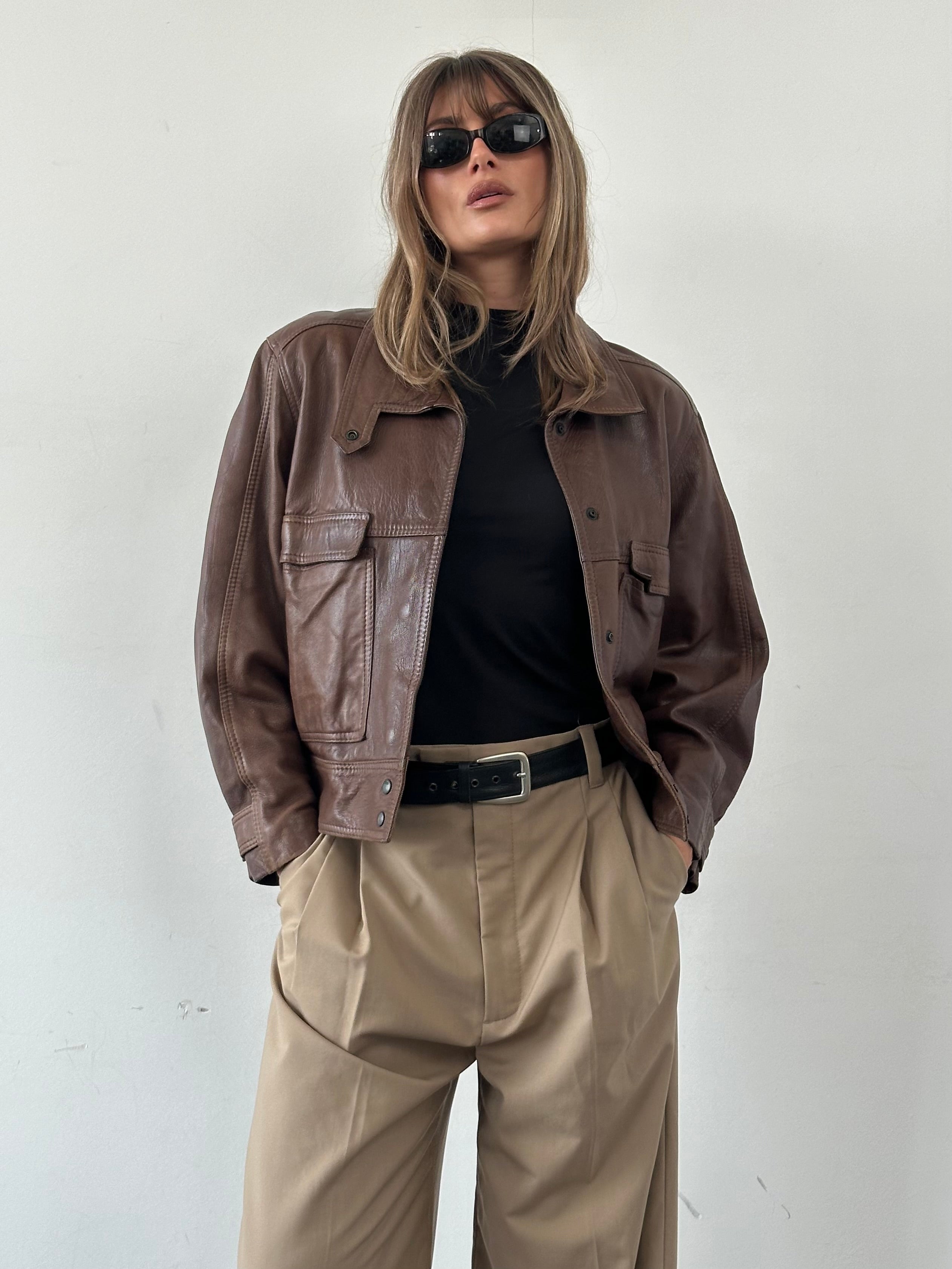 Vintage cropped leather jacket, stylish S/M size, featuring classic design and high-quality leather from the Vintage brand.