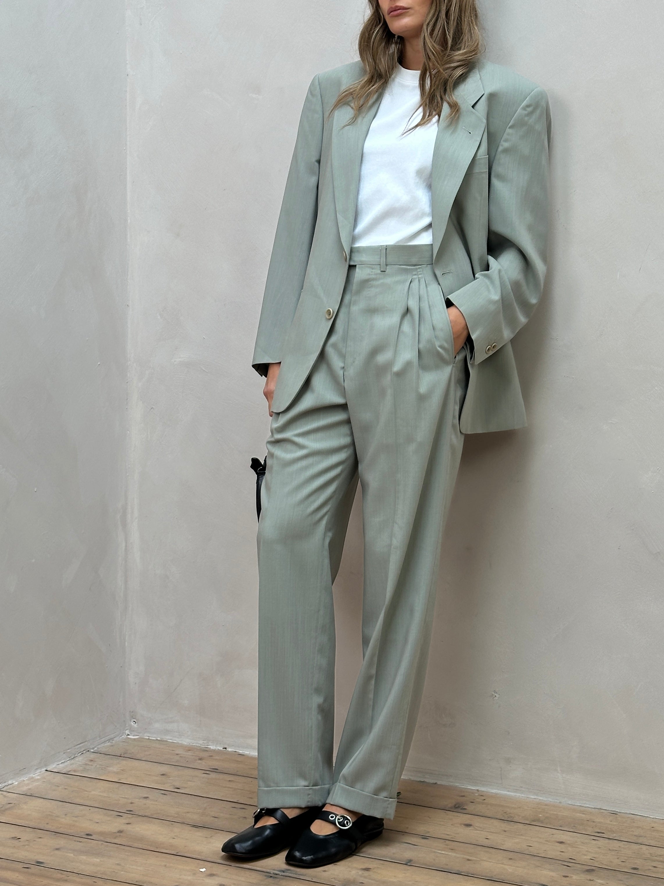 Vintage Italian pure wool single-breasted suit jumpsuit in size 38R/W30, classic design with tailored fit and vintage style.