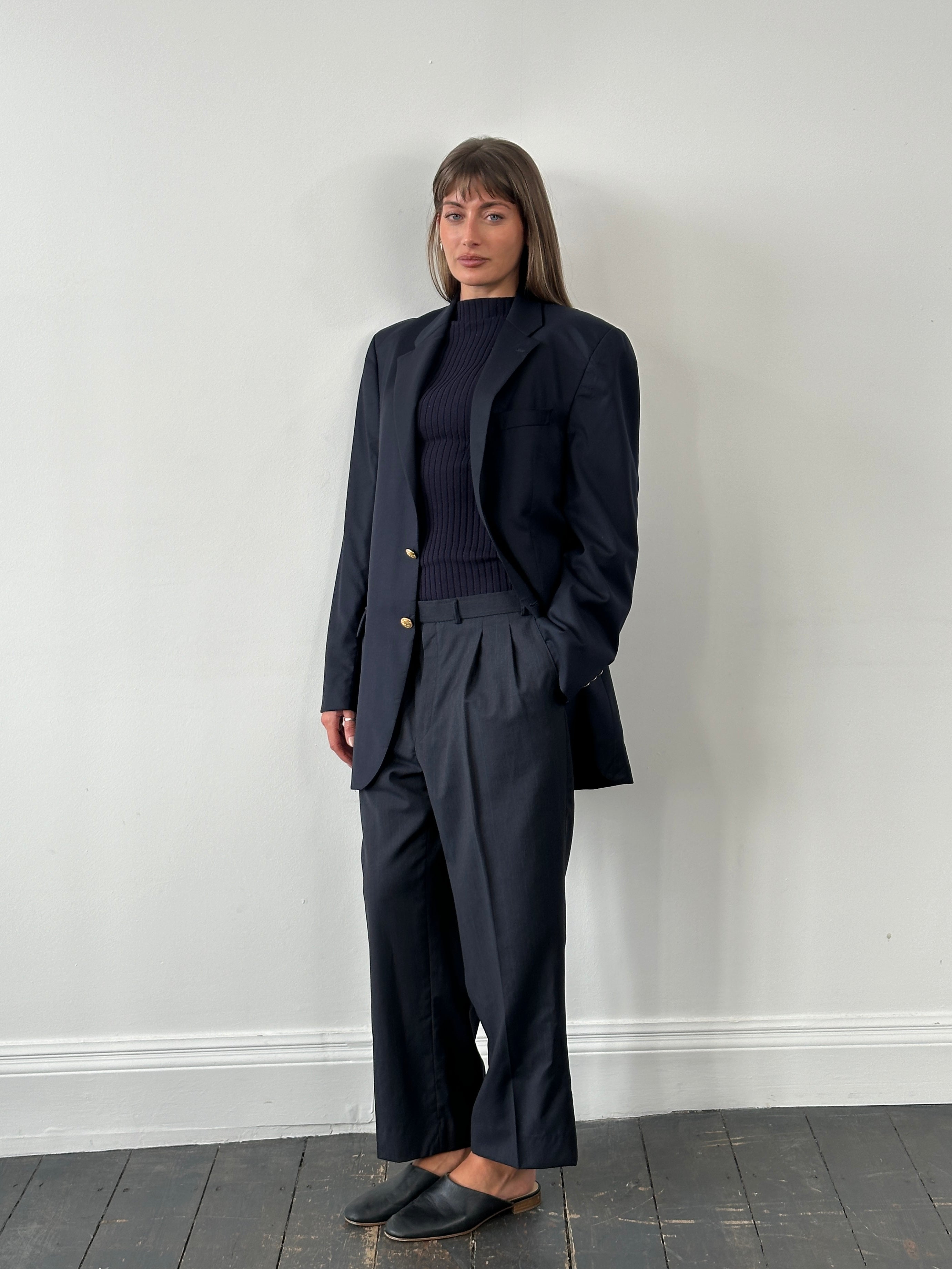Ralph Lauren 1990s pure wool blazer in size 40L/XL, tailored button-up blazer with classic fit and timeless style.