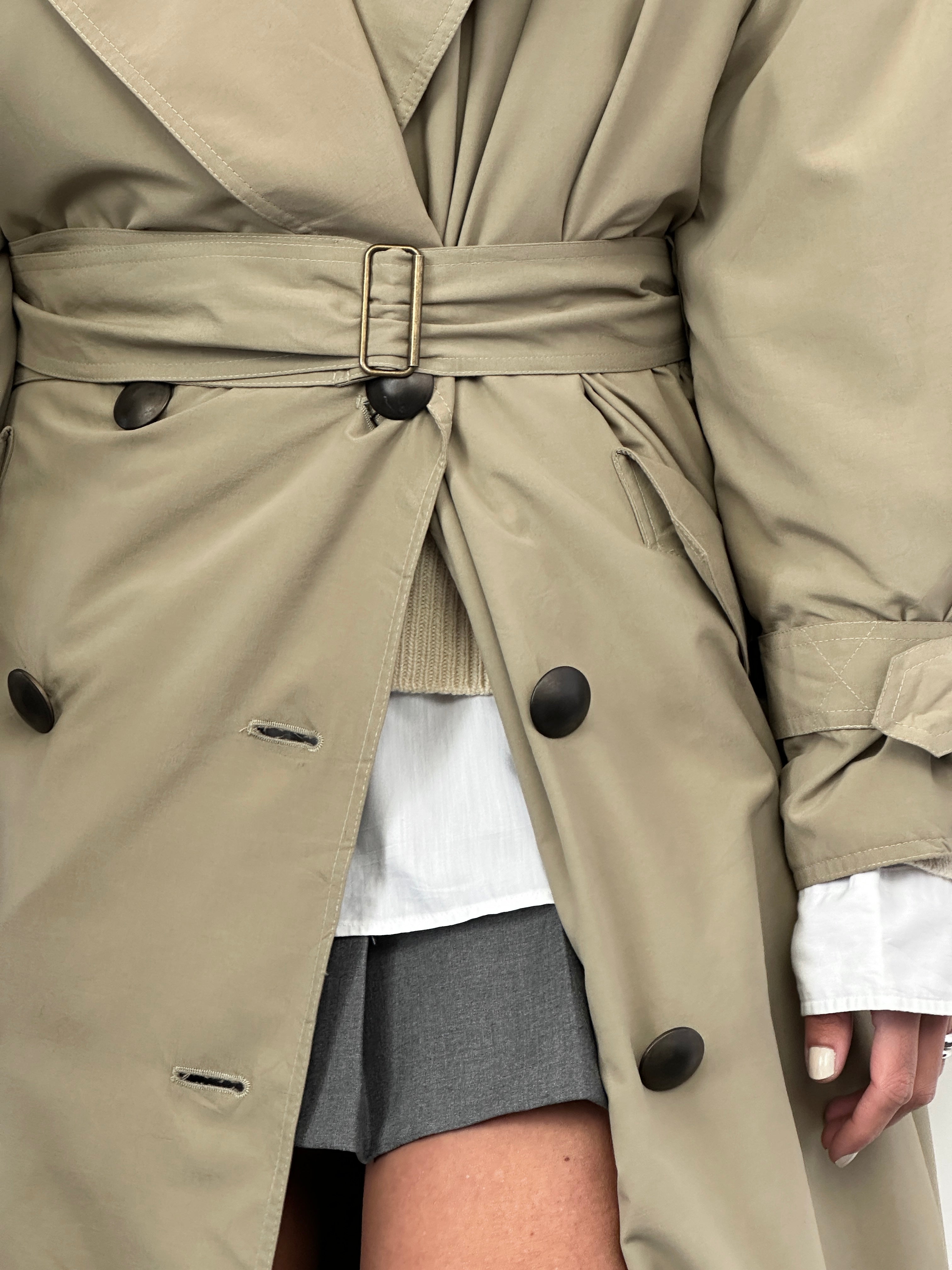 Vintage removable fur-lined double-breasted belted trench coat in XL, featuring classic style and warm, stylish design.