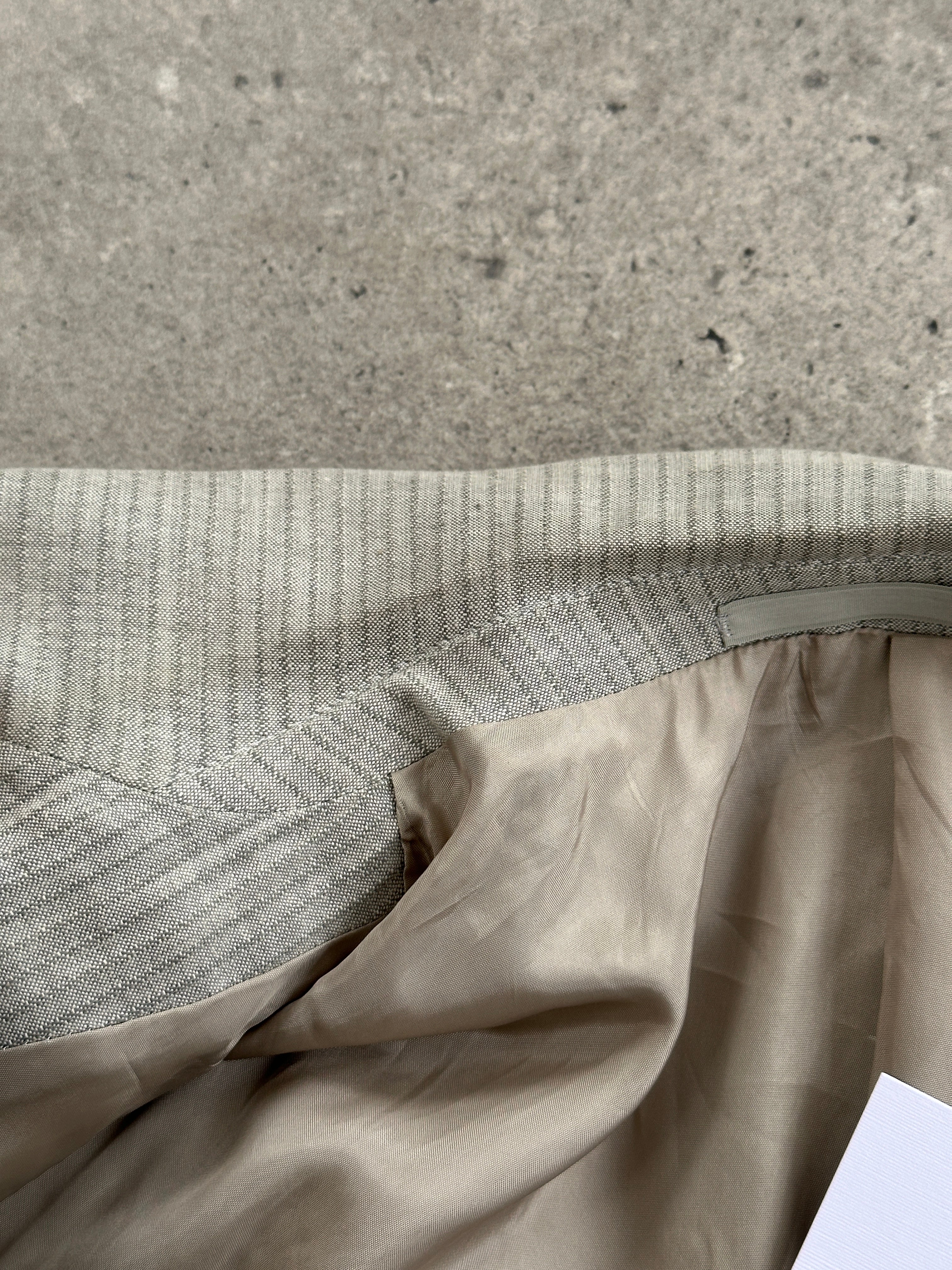 Armani Collezioni striped linen cotton relaxed blazer in size 42R/XL laid flat, showing its tailored fit and classic pattern.