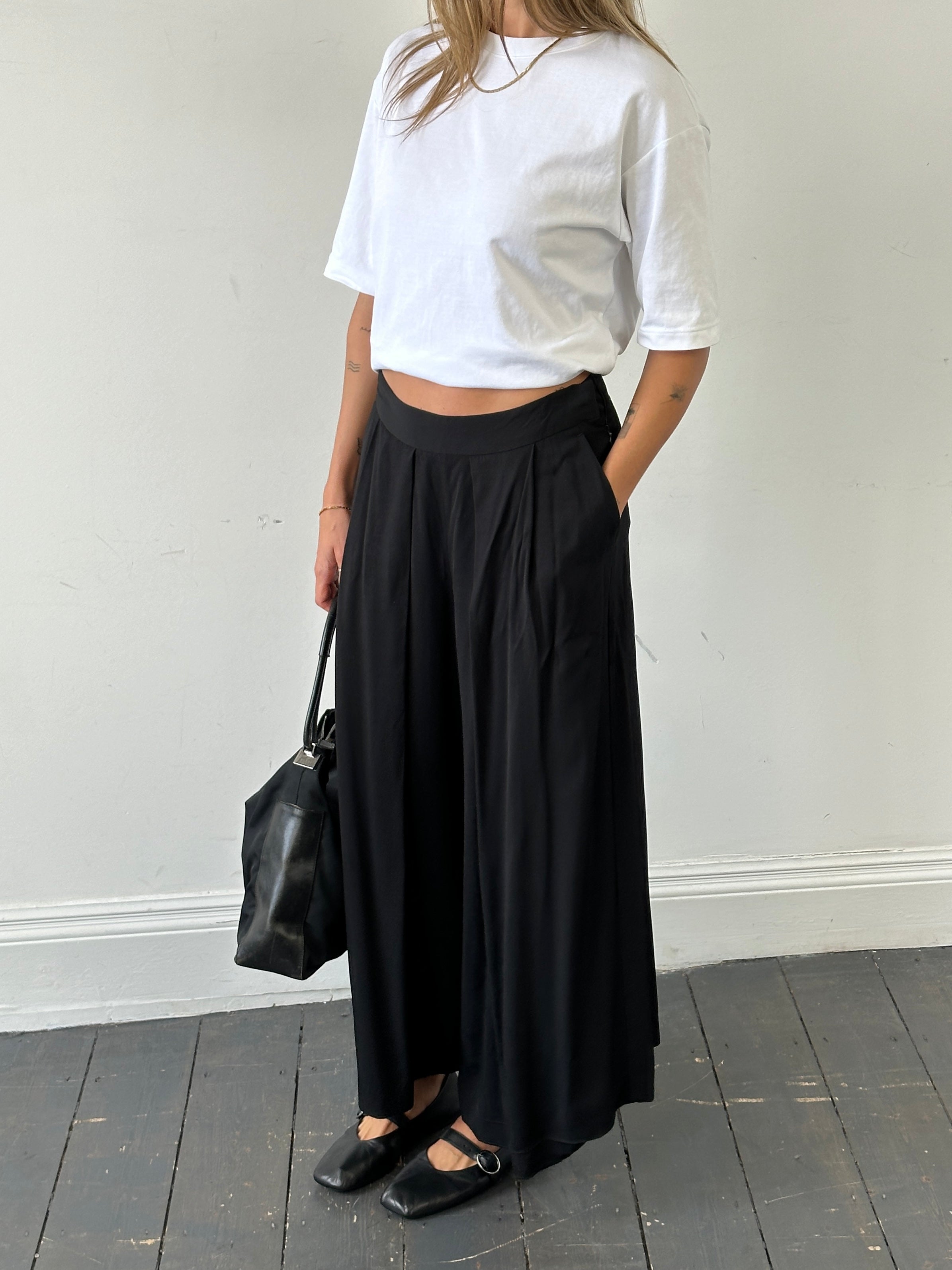 Jigsaw wide-leg pleated culottes shorts in size W28, featuring a flowy, tailored design with pleats and a comfortable fit.