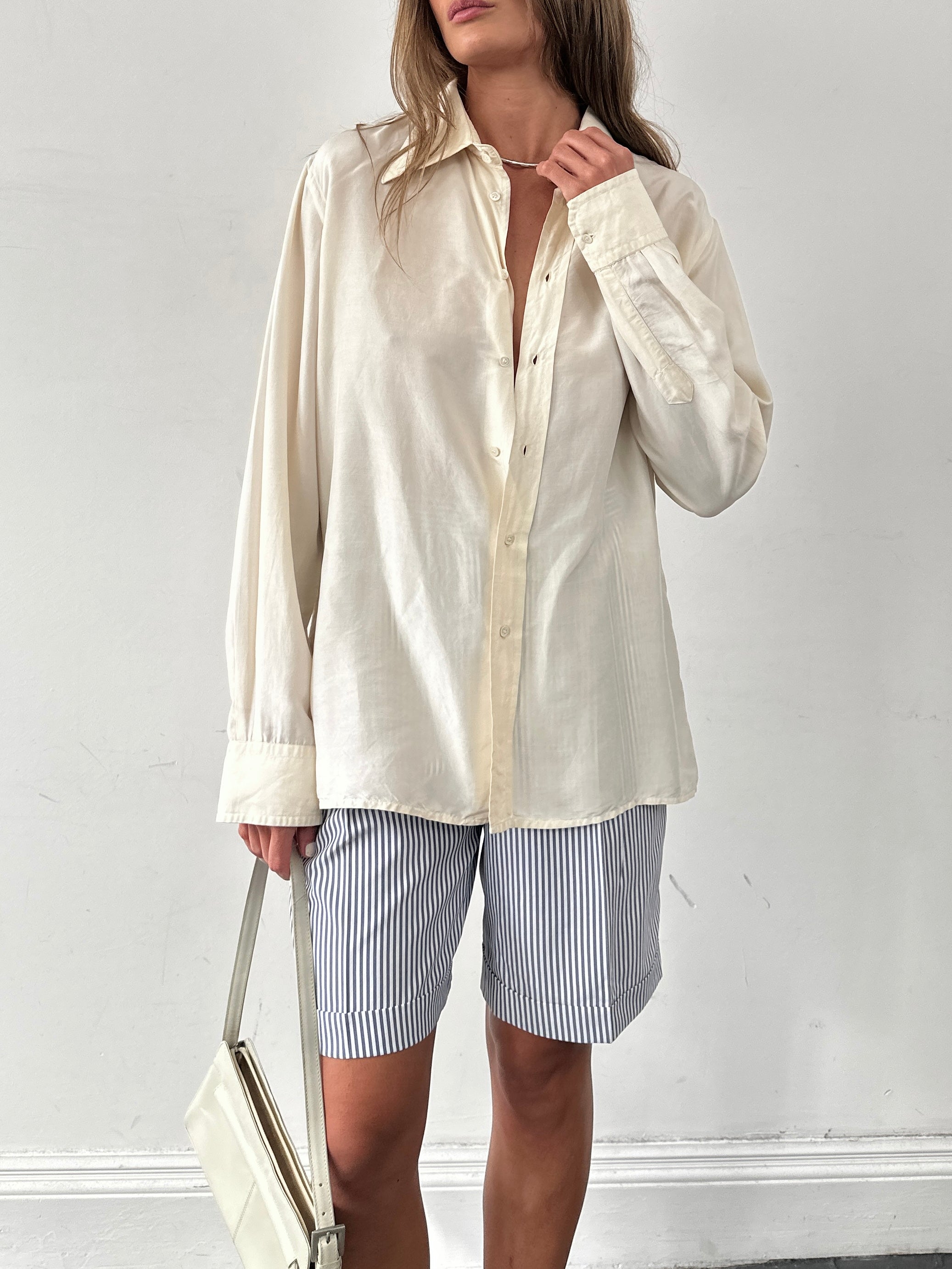 Vintage silk blend dagger collar shirt in size L, featuring a stylish design and classic fit, displayed on a neutral background.