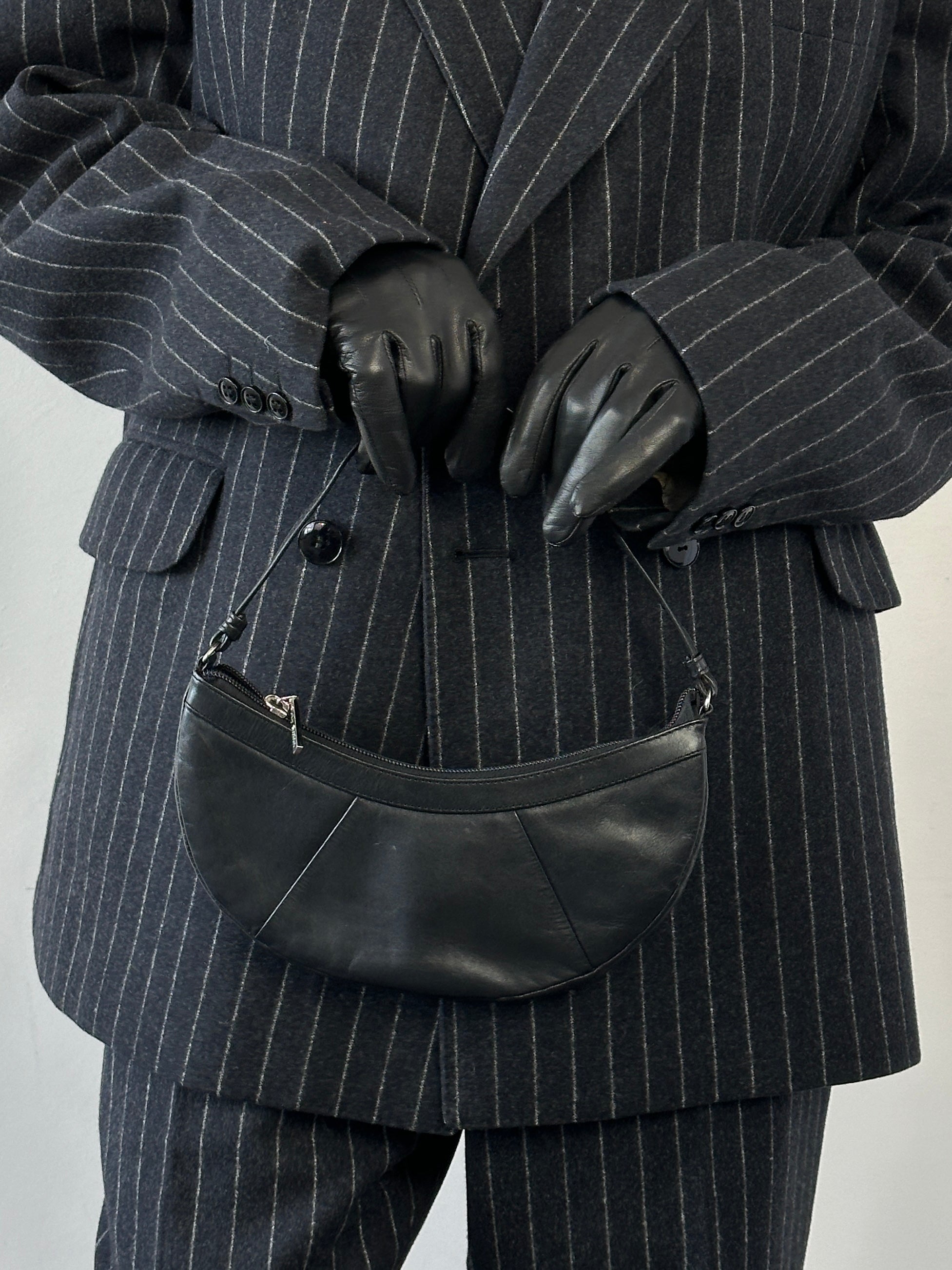 Vintage leather gloves, stylish and classic, with detailed stitching and a smooth leather finish, perfect for cold weather.