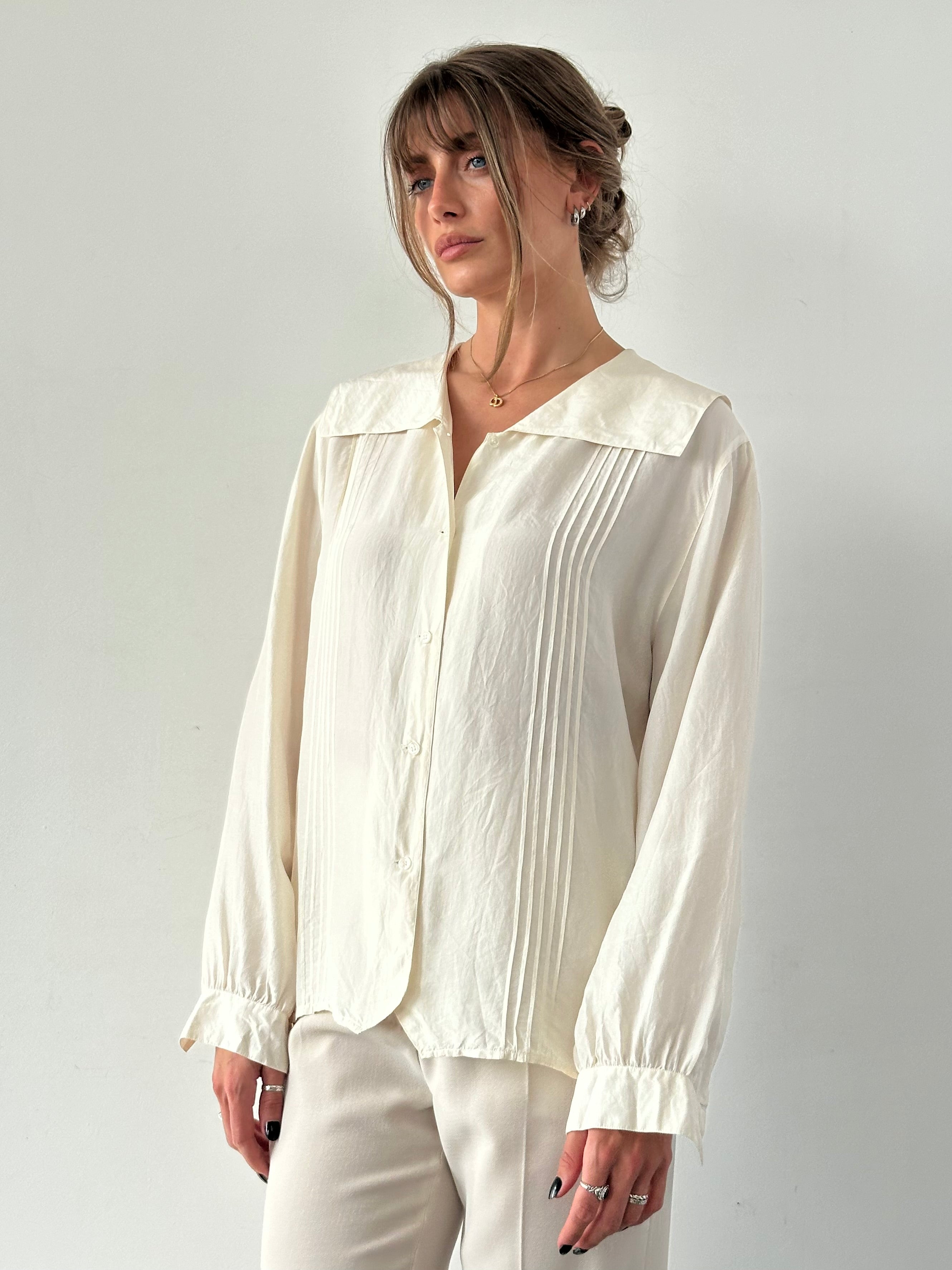 Vintage pure silk oversized collar shirt in size L/XL, featuring a classic design and elegant fabric details.