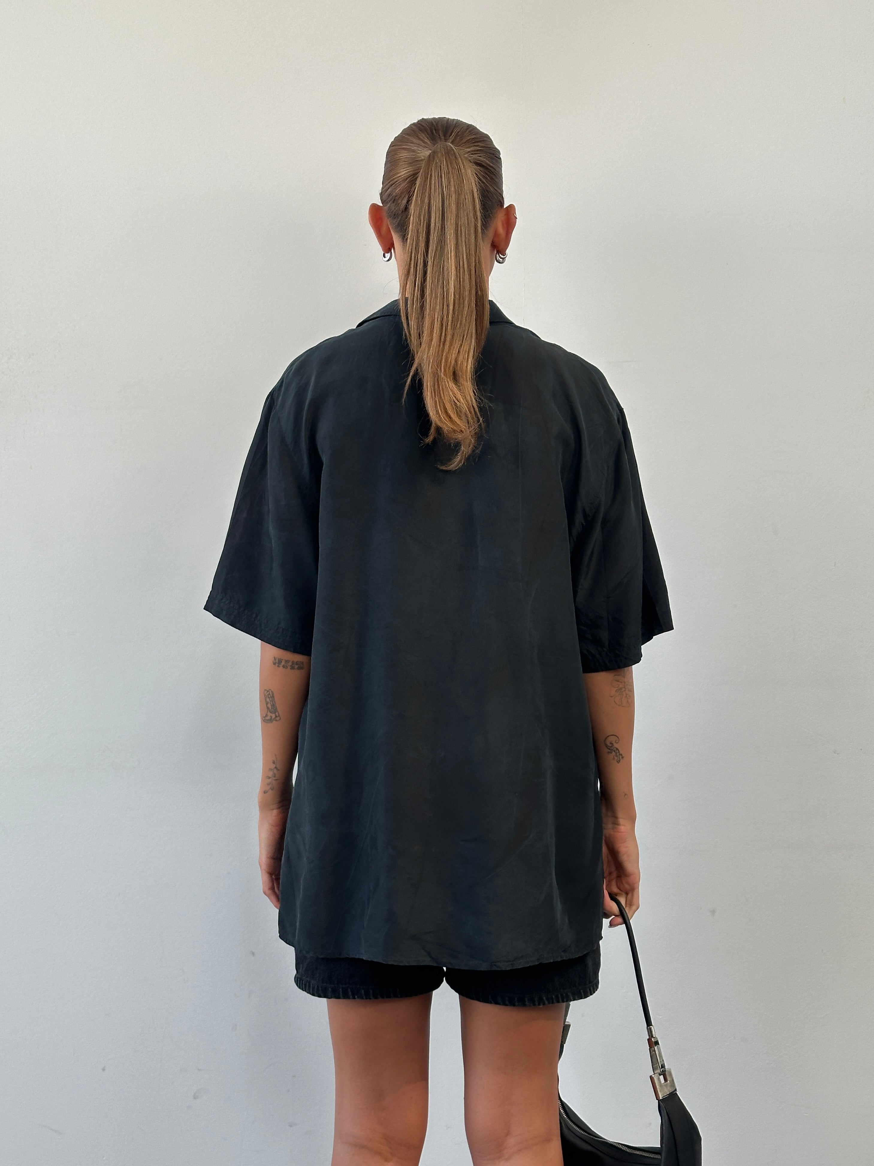 Vintage pure silk short sleeve shirt in XL size, lightweight and smooth fabric with a classic design and short sleeves.