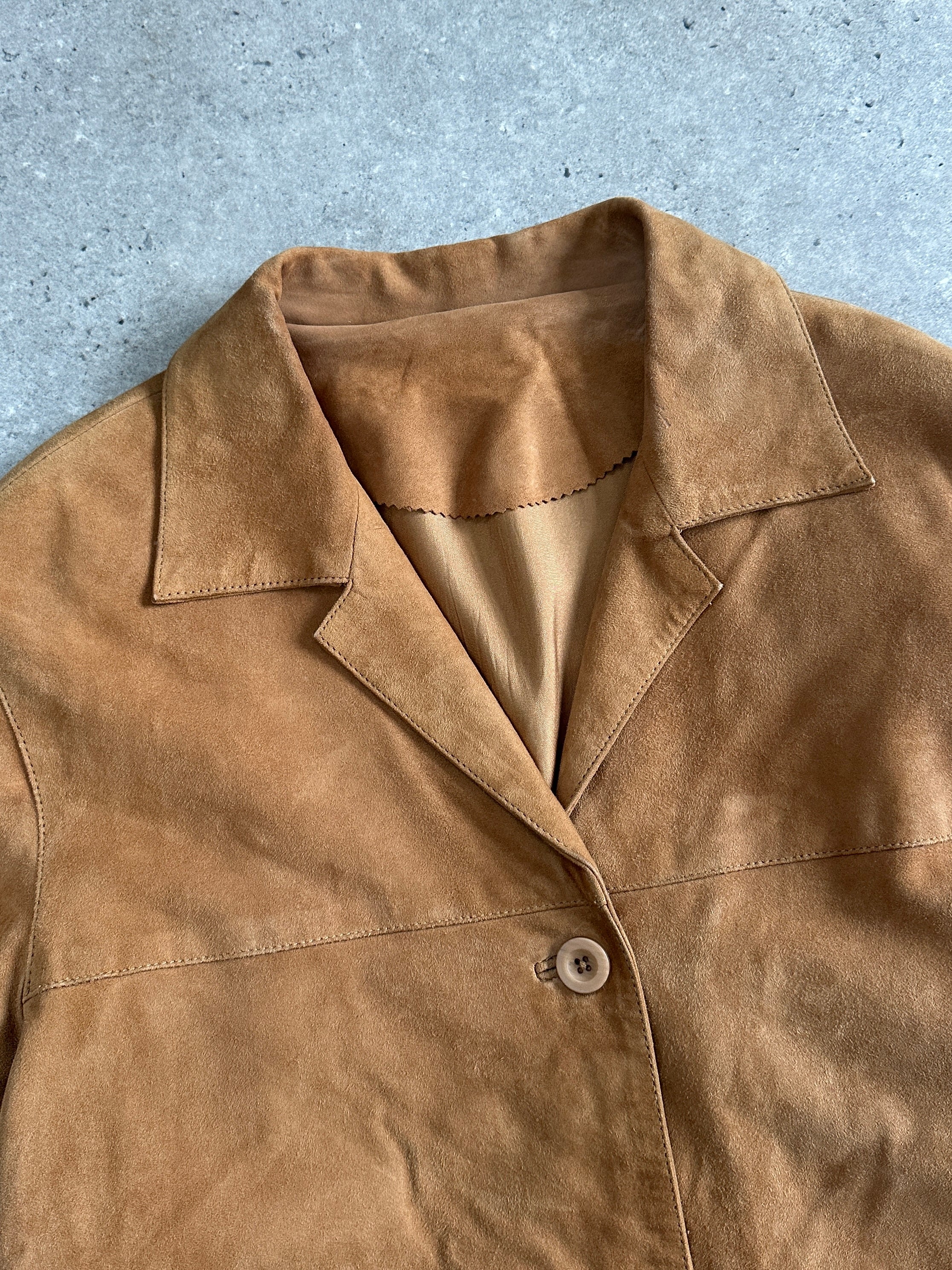 Vintage leather suede jacket in size M/L, featuring a classic design with a soft, textured suede exterior and stylish collar.