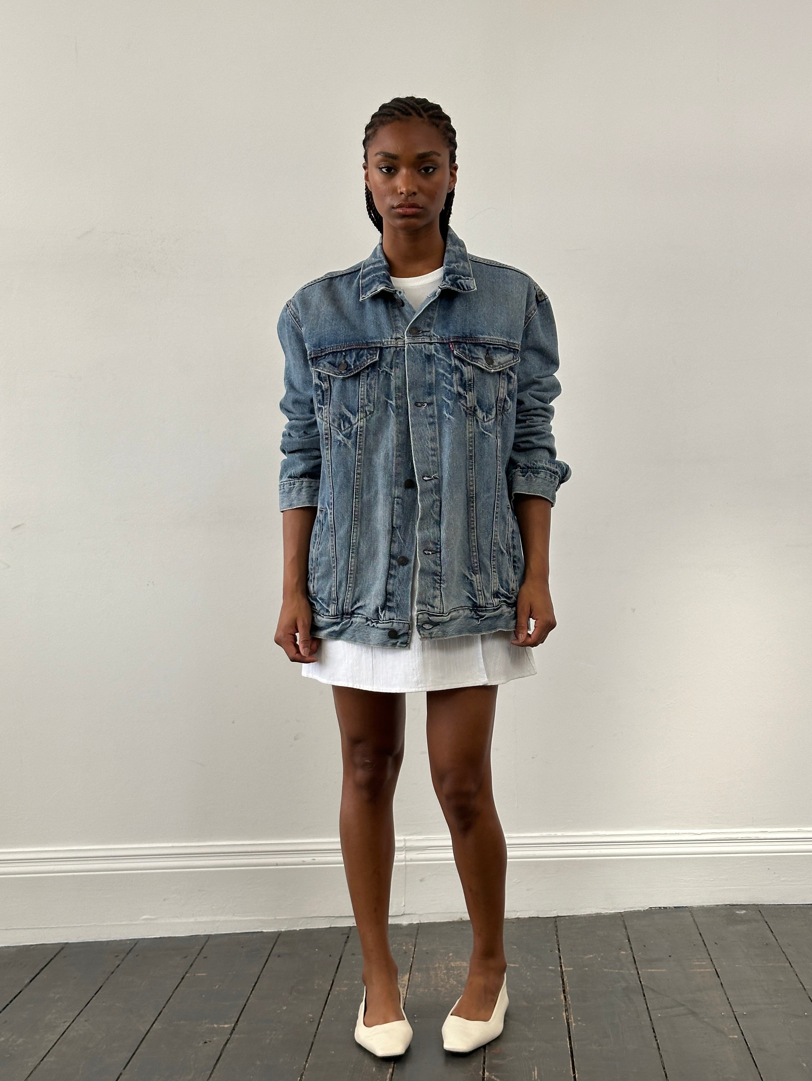 Levi’s 2000s light wash denim jacket in XL, featuring classic design, button closures, and visible stitching detail.