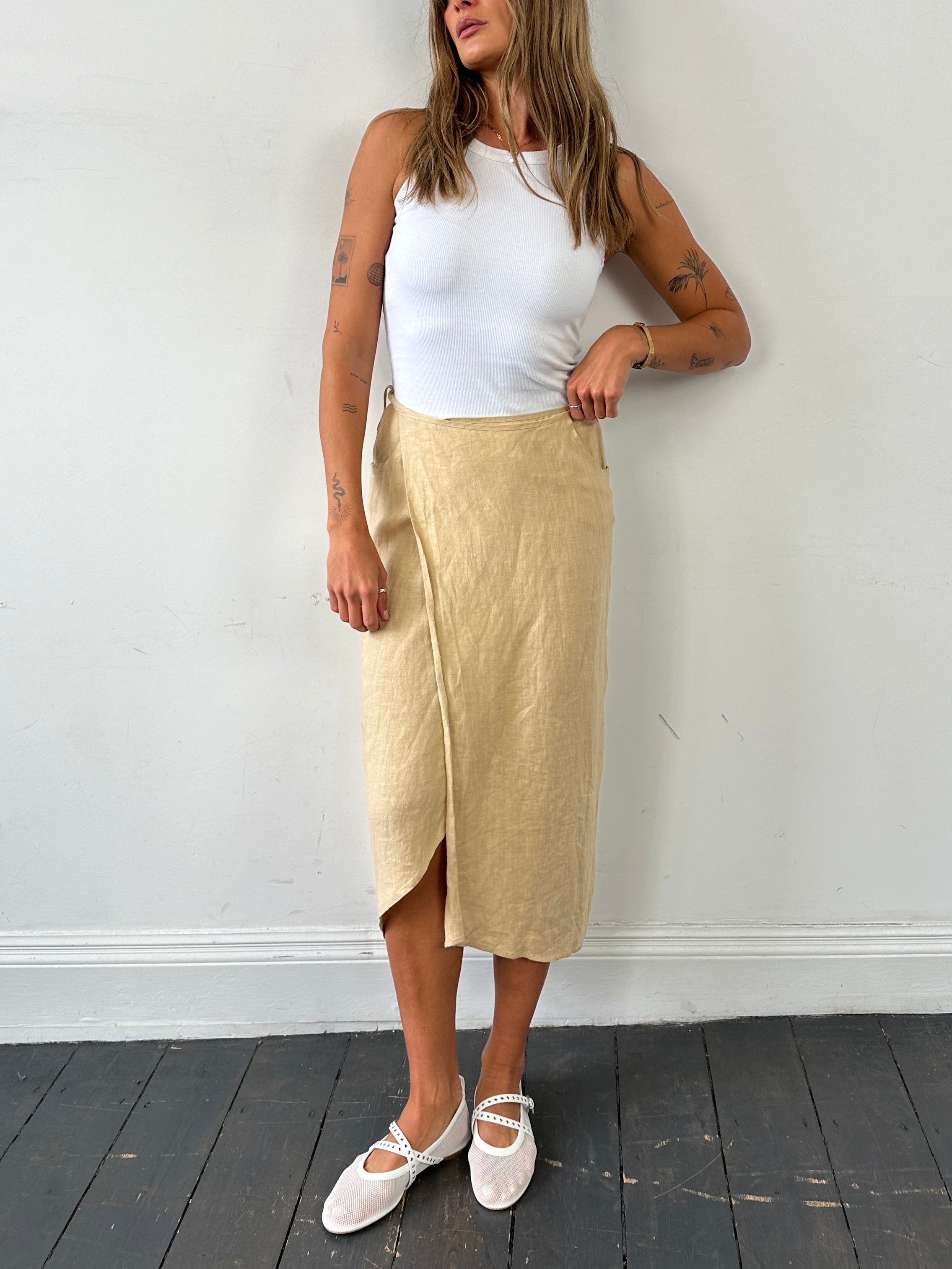 Italian Vintage pure linen midi wrap skirt in S/M, showcasing lightweight fabric, classic design, and elegant style.