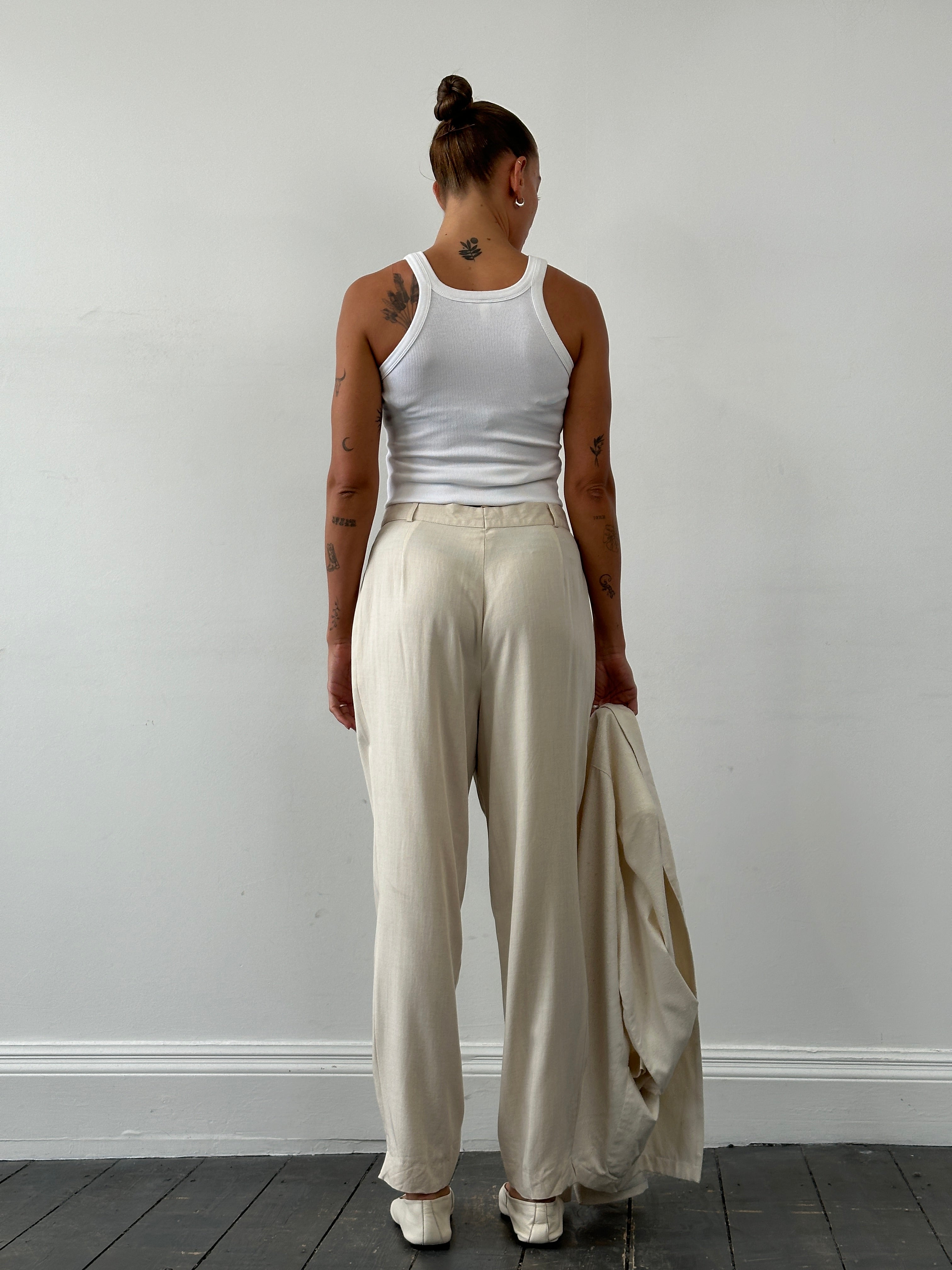 Vintage high waisted pleated tailored trousers in W28, featuring a classic fit and structured design.