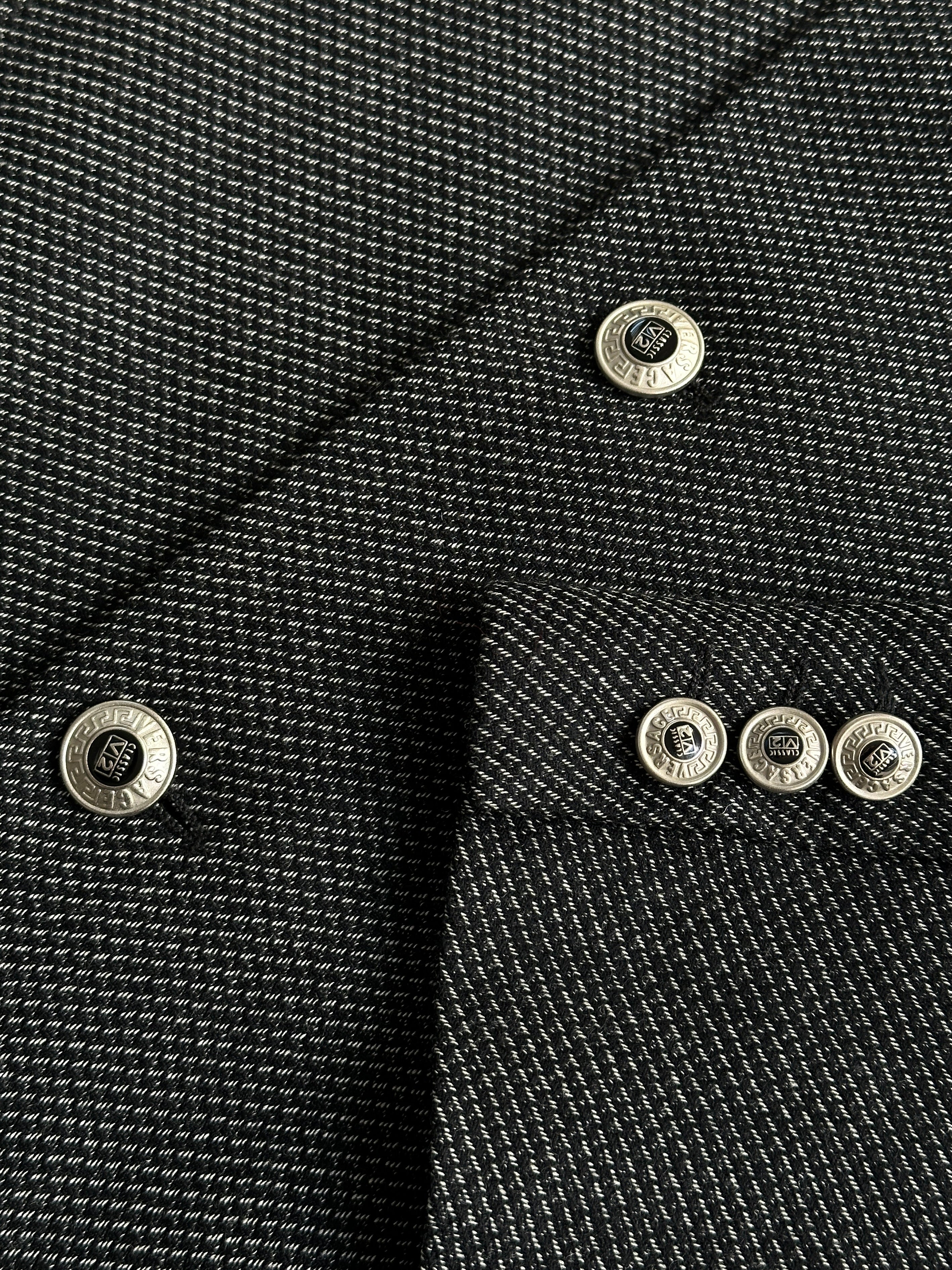 Versace Classic V2 90s bespoke single-breasted blazer in woven fabric, size 42R/L, featuring stylish button details.