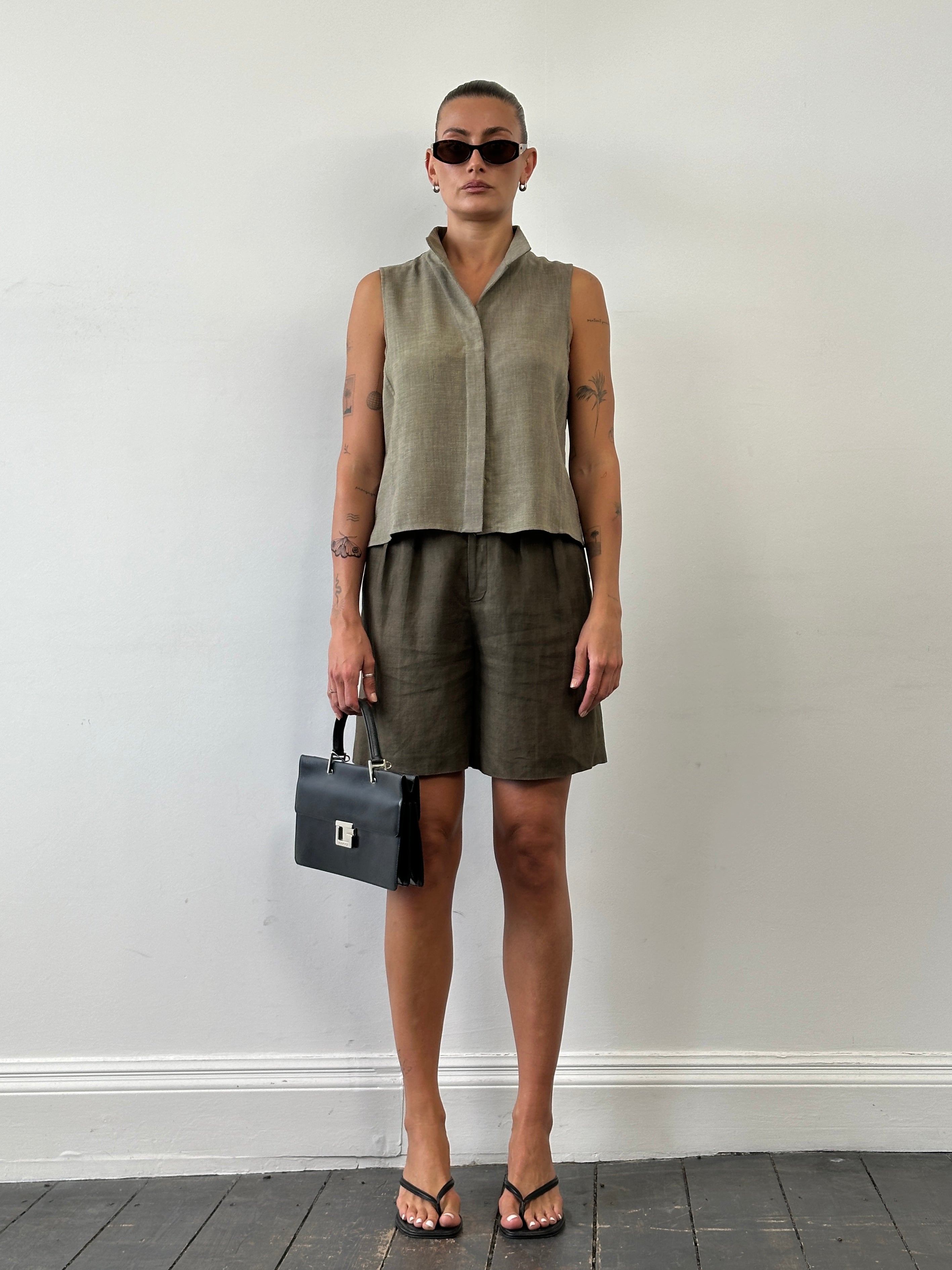 Vintage pure linen relaxed pleated shorts in size W26, featuring a comfortable fit and classic design.