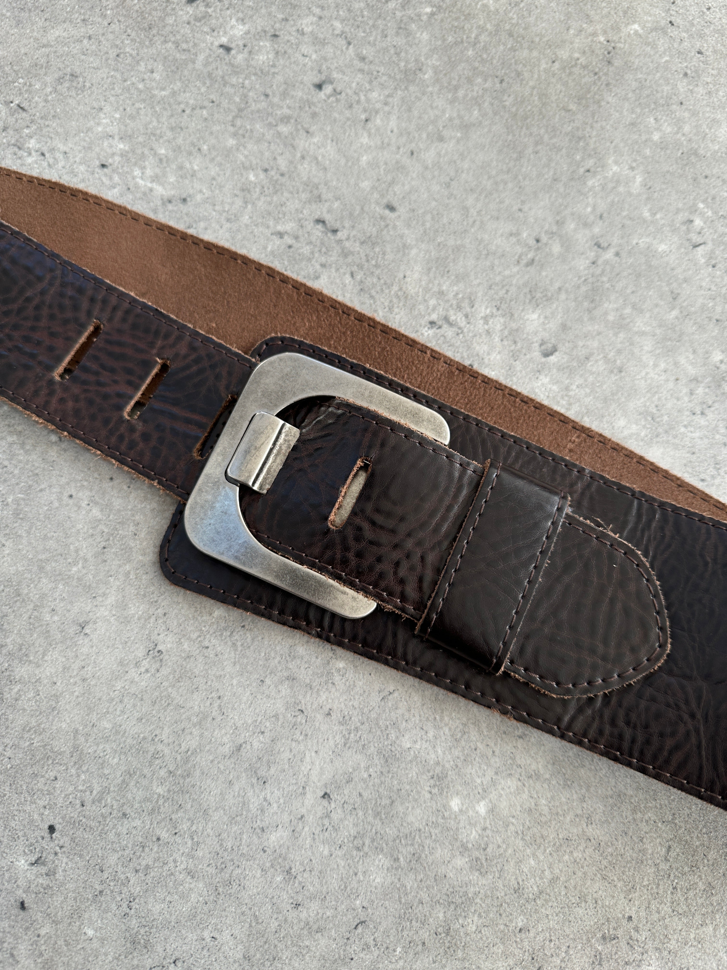 Vintage 1990s chunky leather belt with metal buckle, size W34-38, showing textured brown leather and retro style.