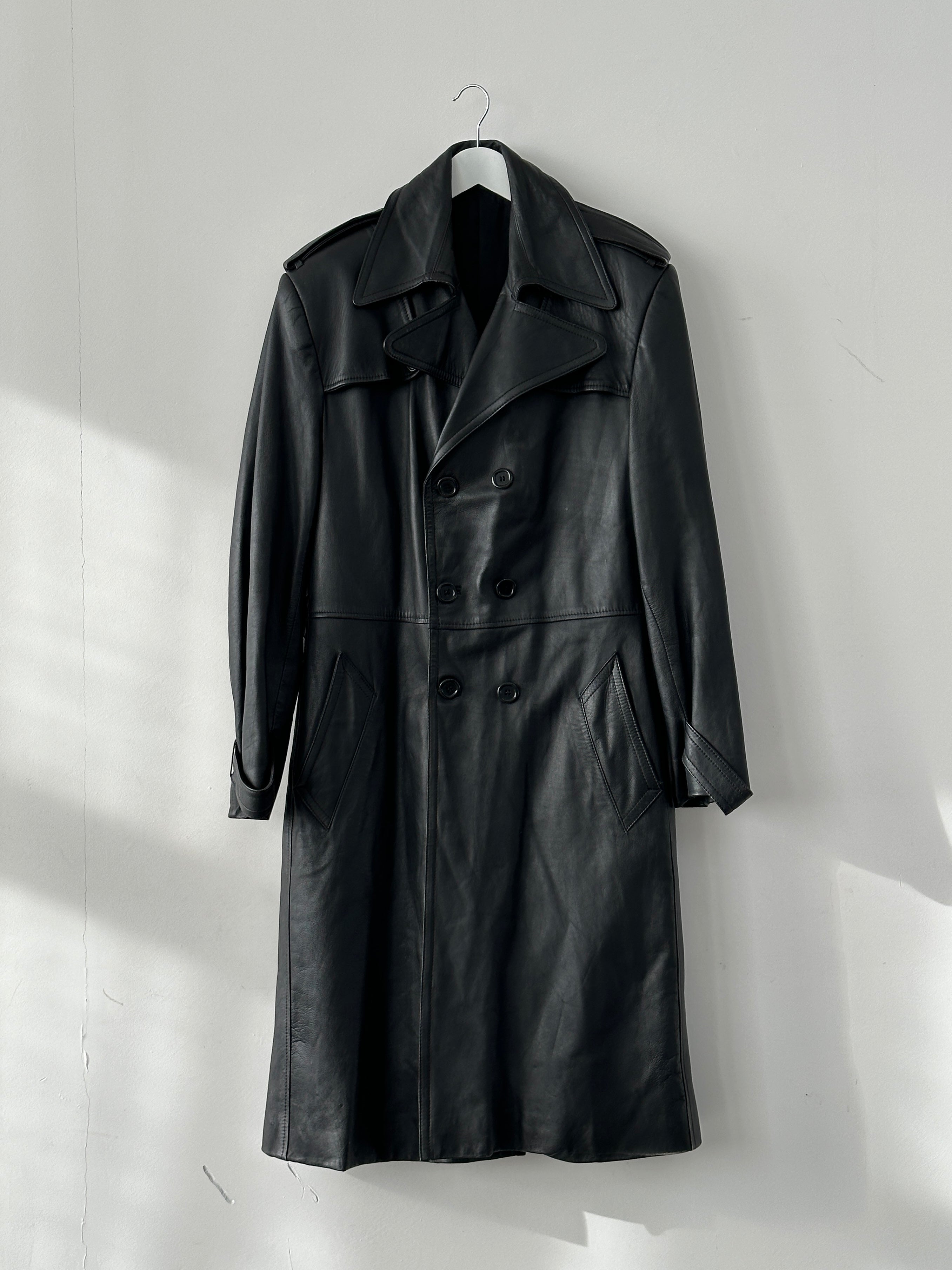 Vintage leather trench coat with extreme collar, size L/XL, stylish vintage jacket featuring classic design details.