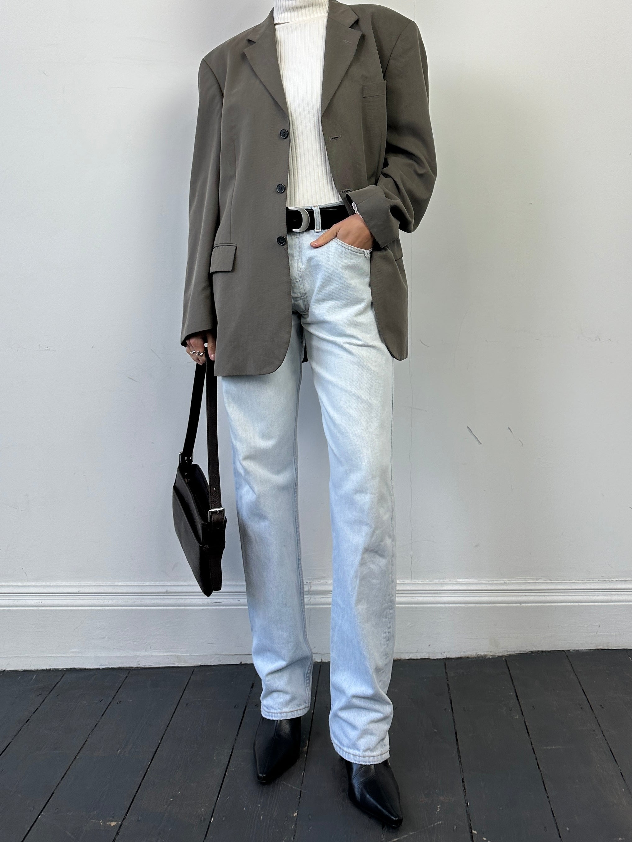 Vintage relaxed single-breasted blazer in size L/XL, featuring classic lapels and tailored fit, displayed on a hanger.