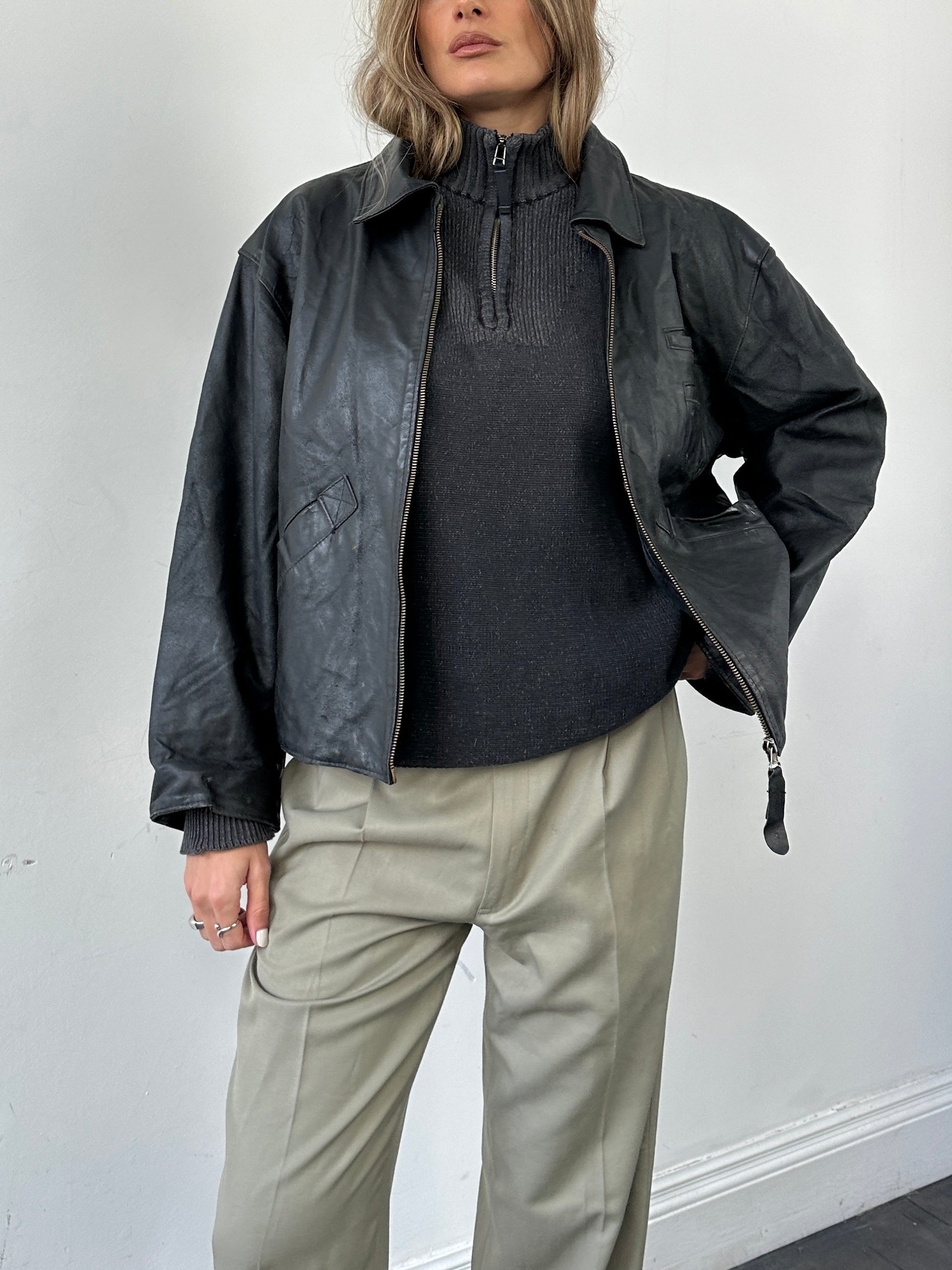 Italian Vintage boxy leather jacket in black, featuring a classic design, available in size M/L with visible stitching and smooth leather finish.