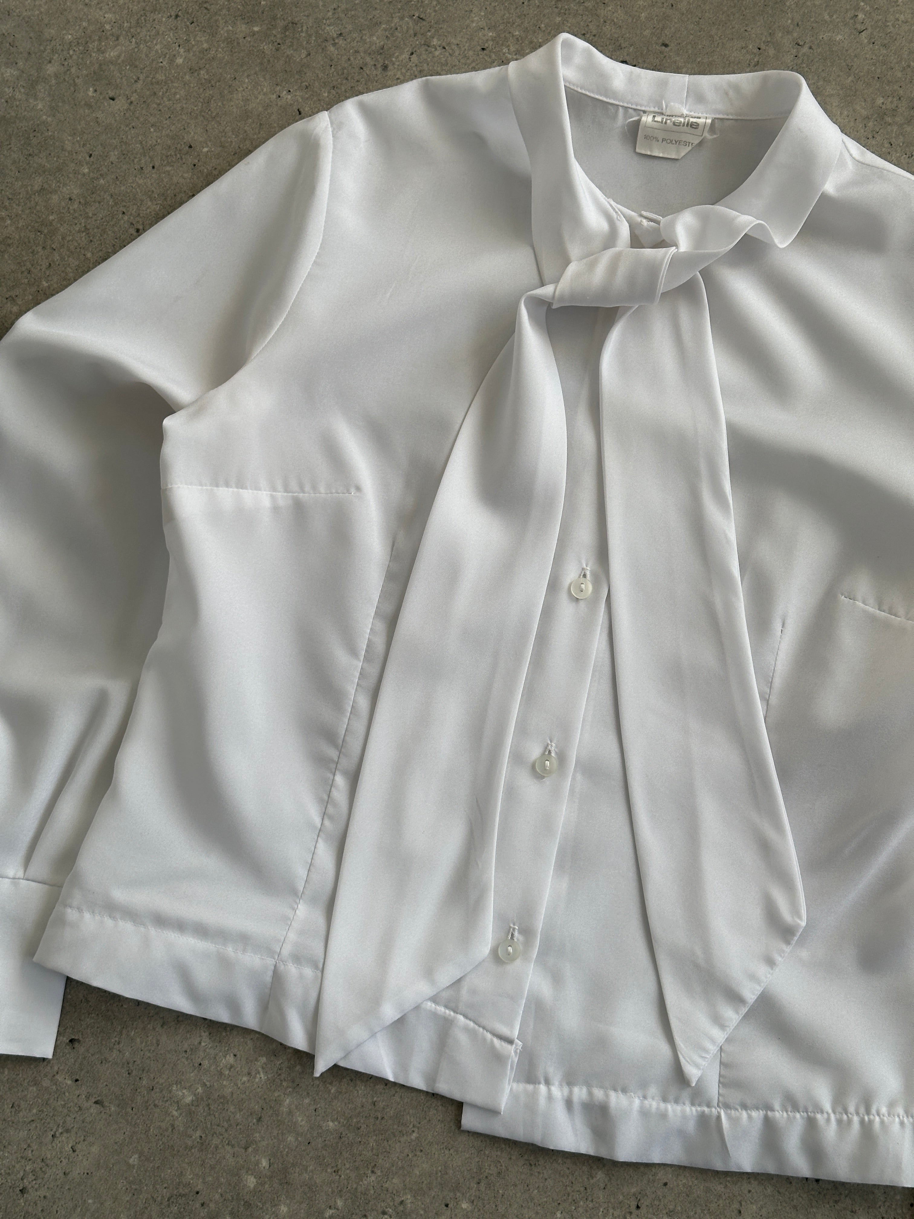 Vintage 1980s neck tie shirt in size S/M with retro pattern, classic long-sleeve vintage shirt perfect for a nostalgic look.