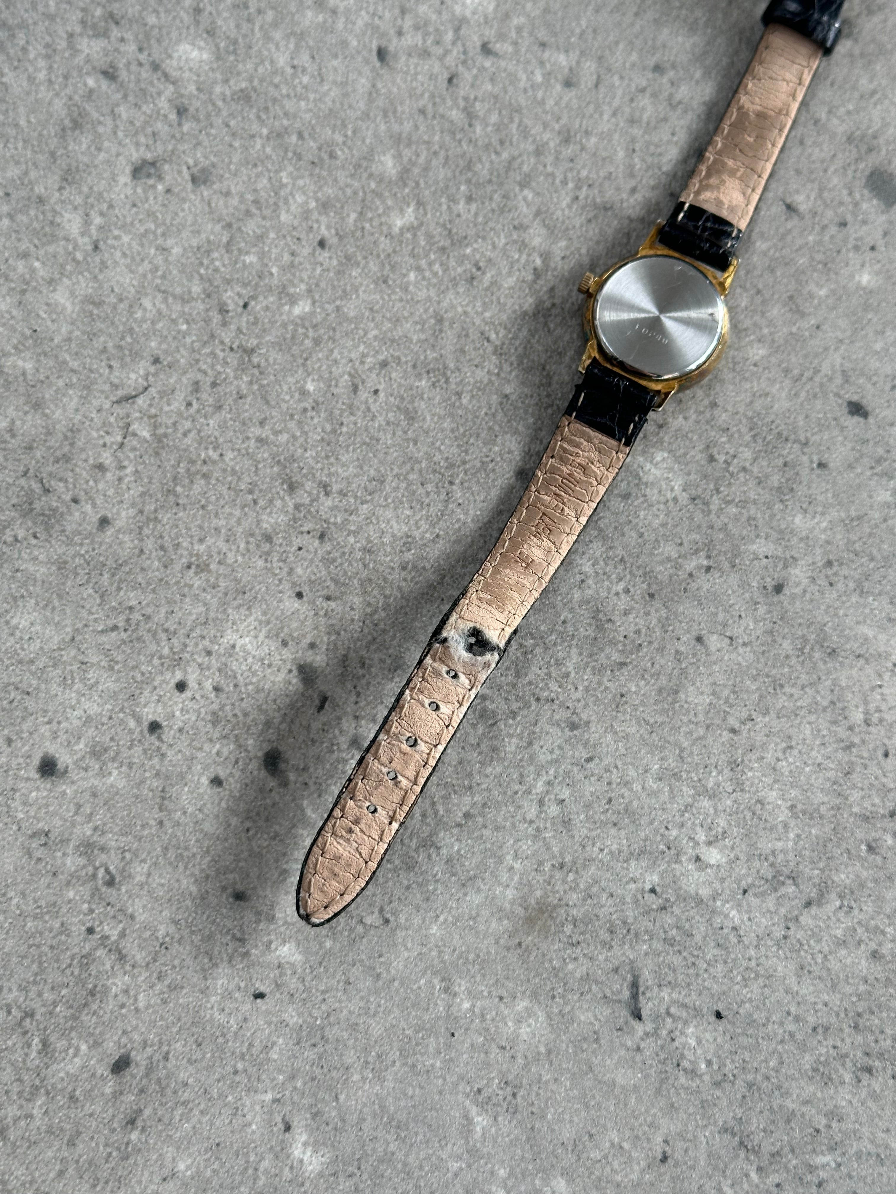 Vintage 1990s round quartz leather watch with a classic design and leather strap, perfect for vintage watch enthusiasts.