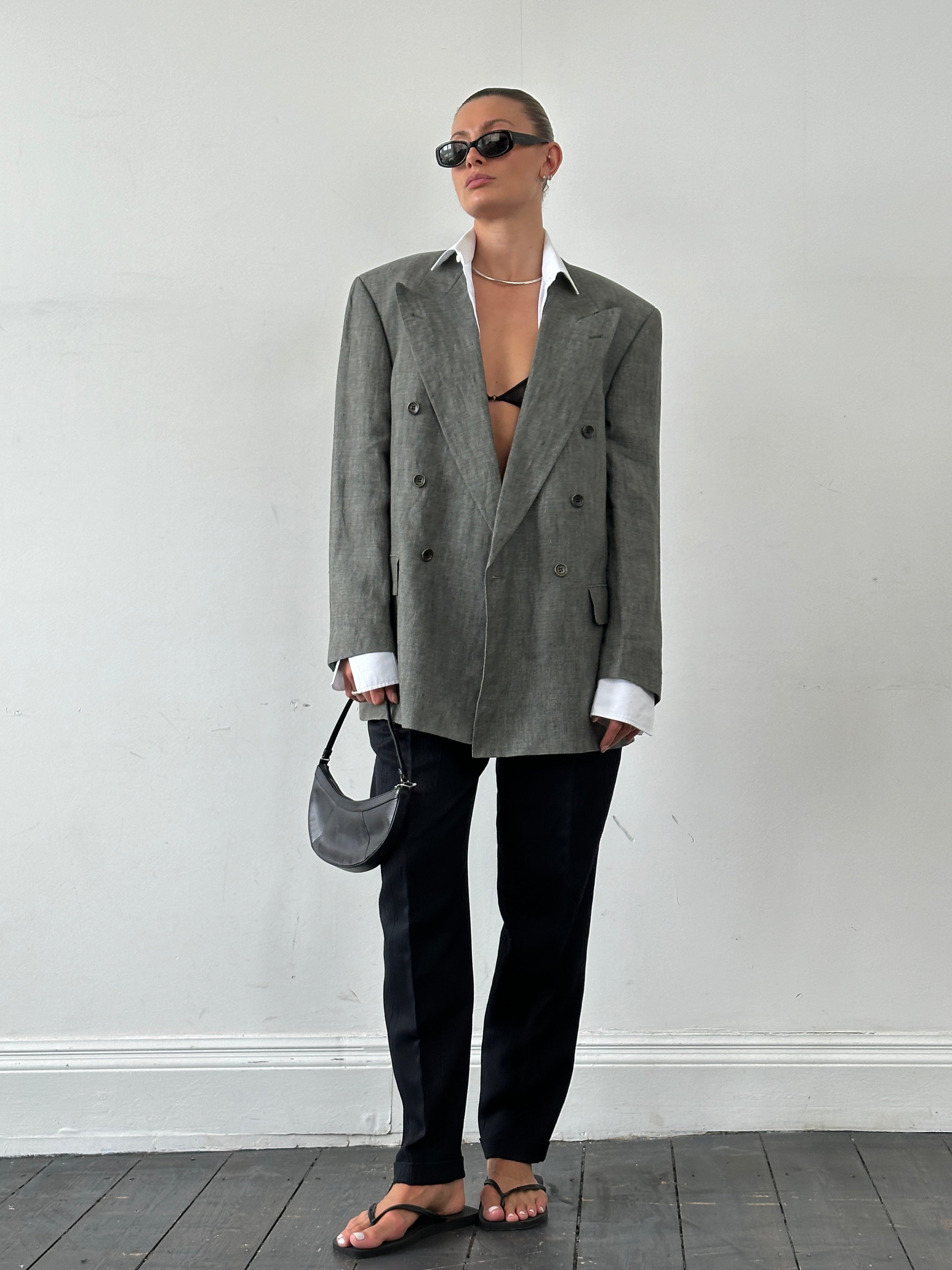 Hugo Boss pure linen double-breasted blazer with large lapel in size 40R/XL, shown in a classic tailored style.