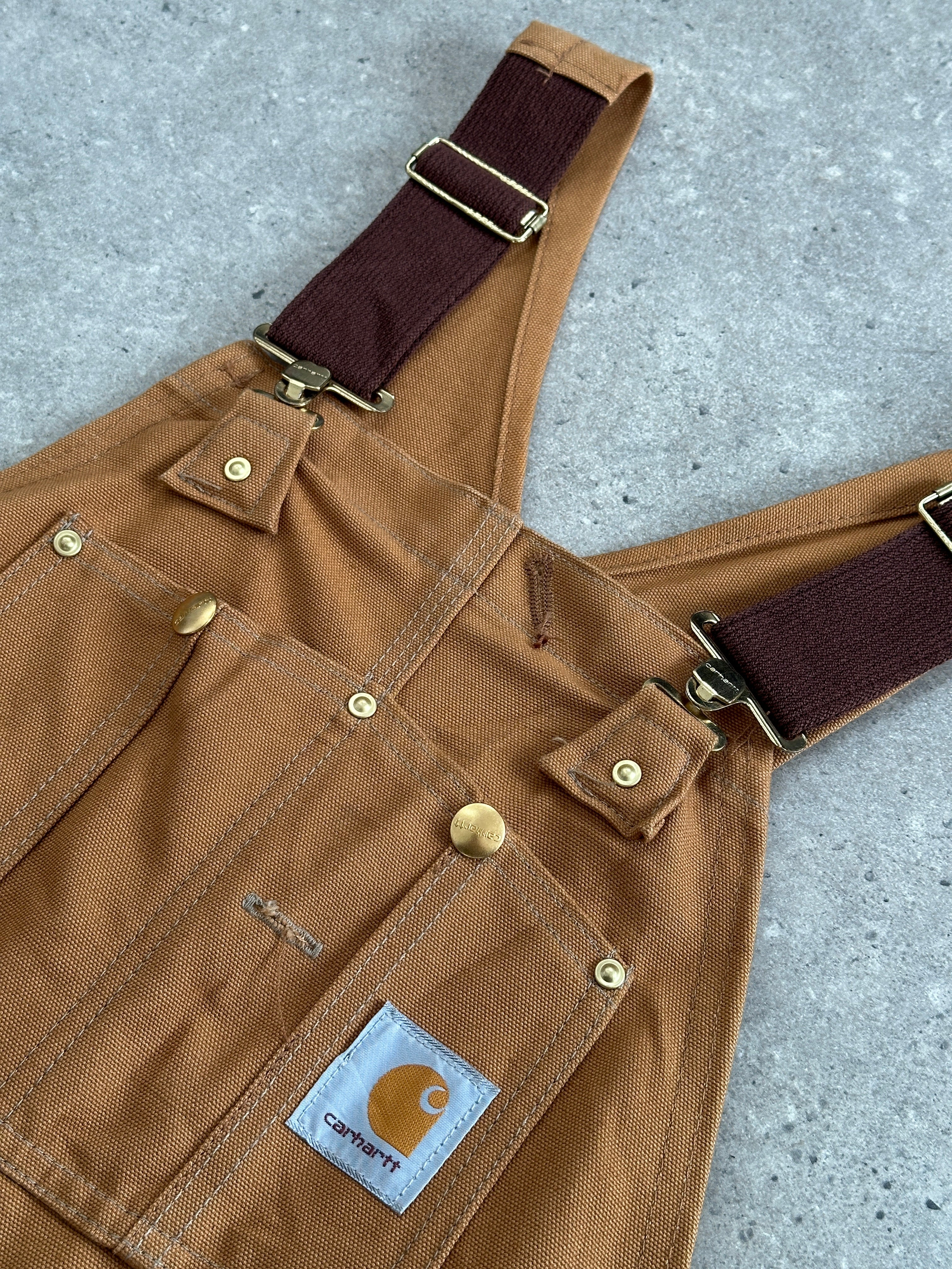Carhartt pure cotton dungarees in size M with front pockets and adjustable straps, durable workwear design.