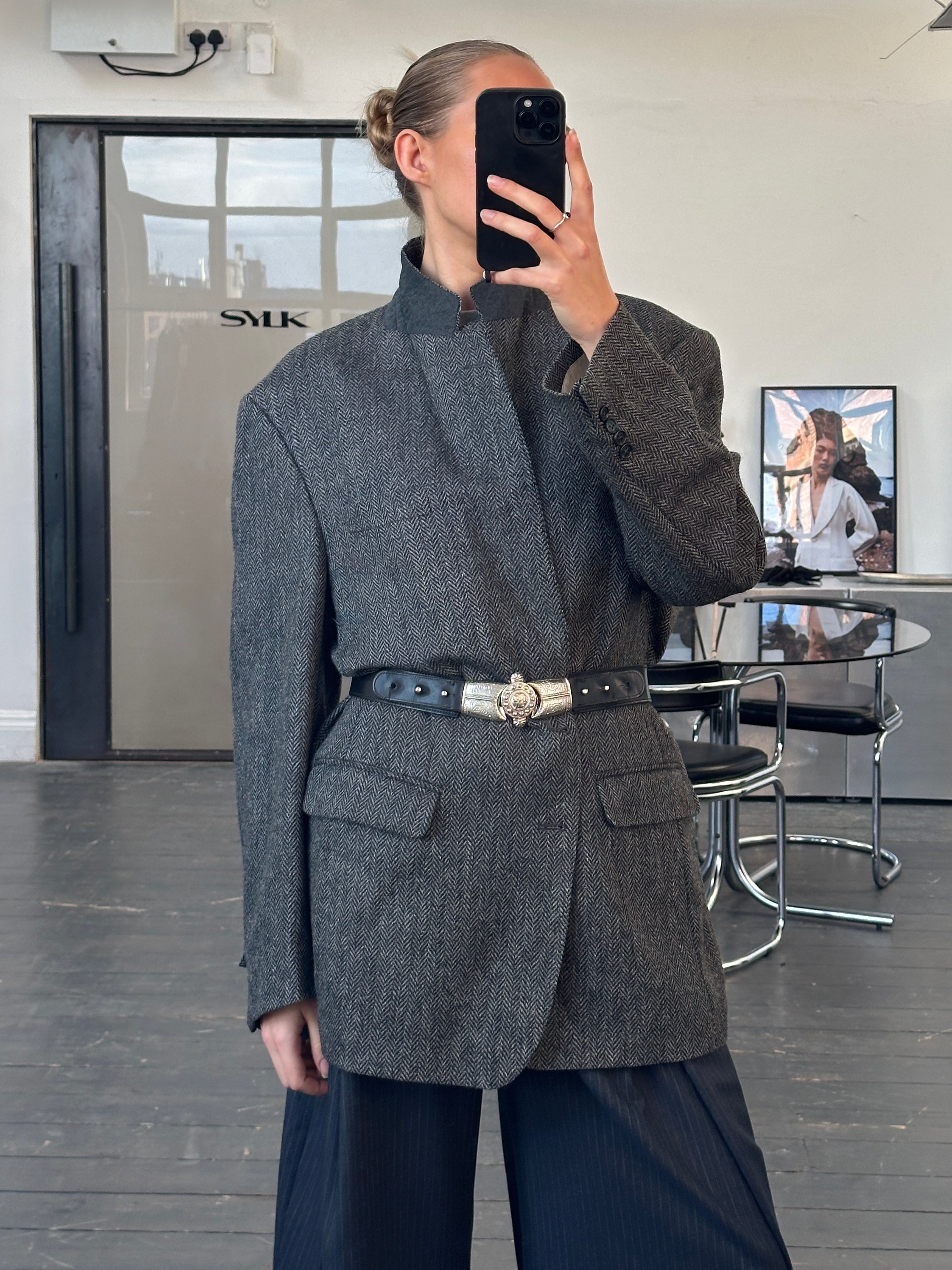 Burberry 1990s pure wool herringbone blazer in size 46R/XXL, single-breasted design with classic tailored fit.