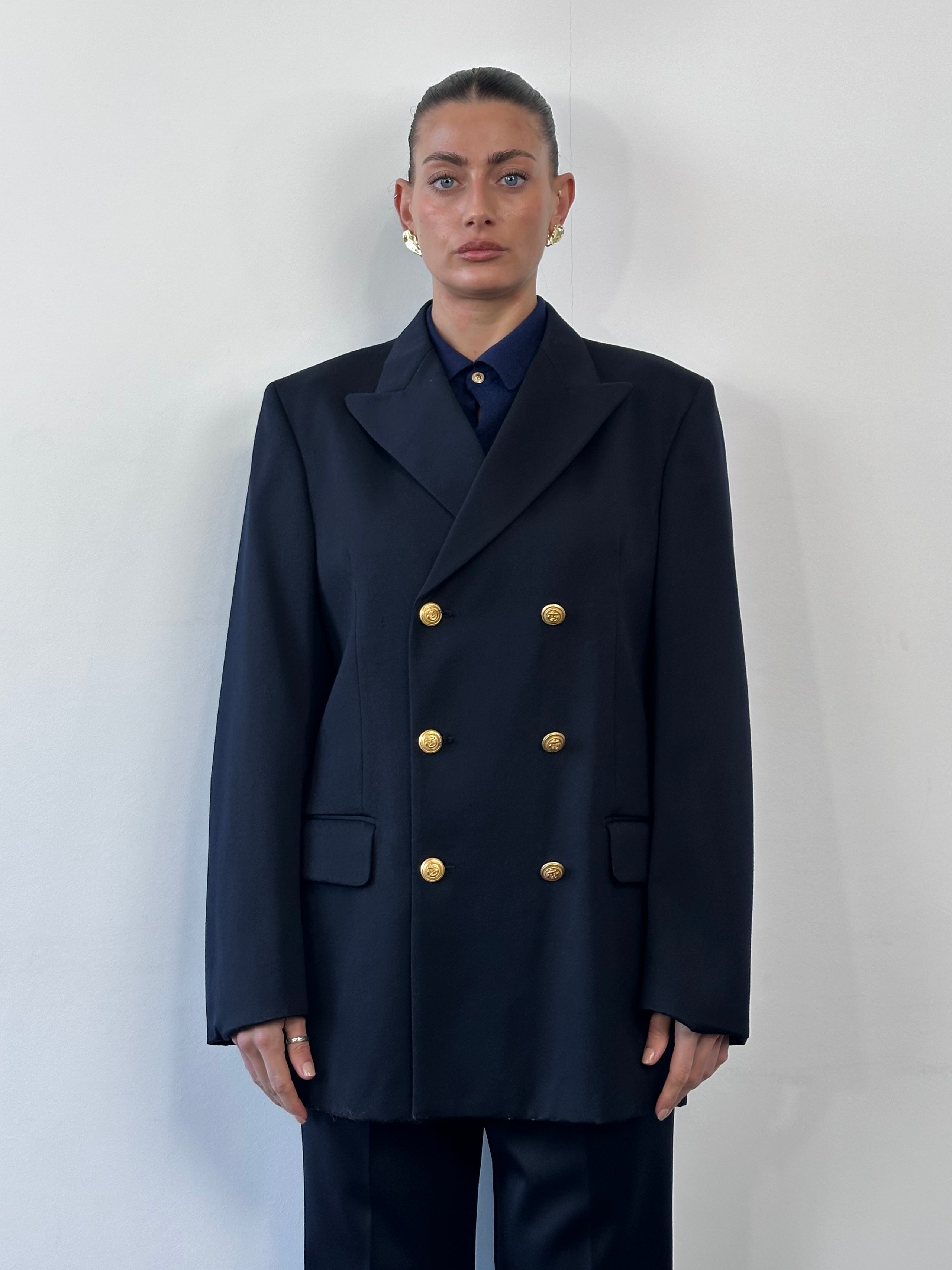 Vintage bespoke button wool double-breasted blazer in size 42L, featuring classic tailoring and a timeless design.