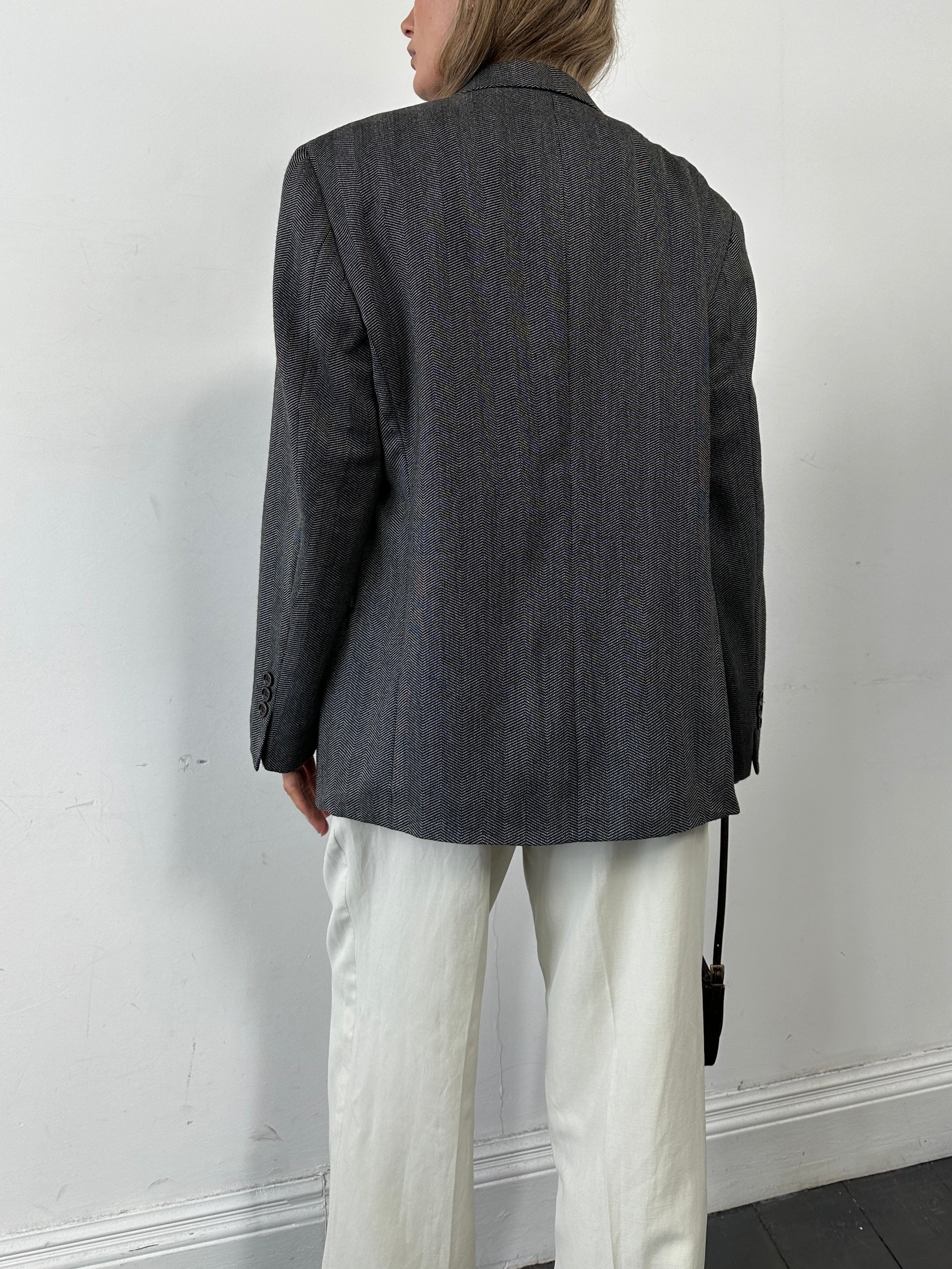 Armani Collezioni pure wool single-breasted blazer in size 44R/L, woven fabric, tailored fit, classic design, neutral color