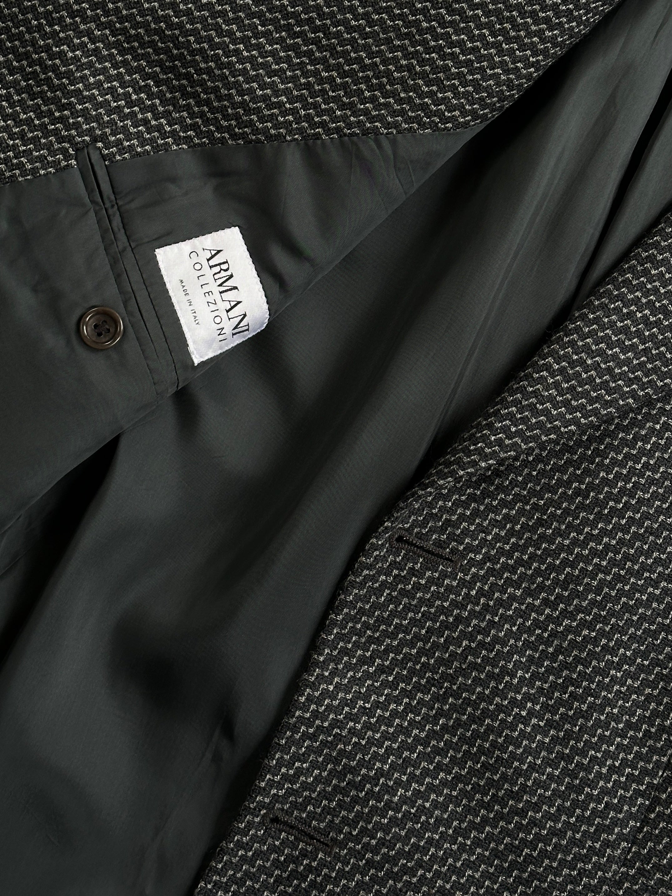 Armani Collezioni 1990s pure wool woven blazer in size 38R/M, tailored men's blazer with classic lapel and structured fit.