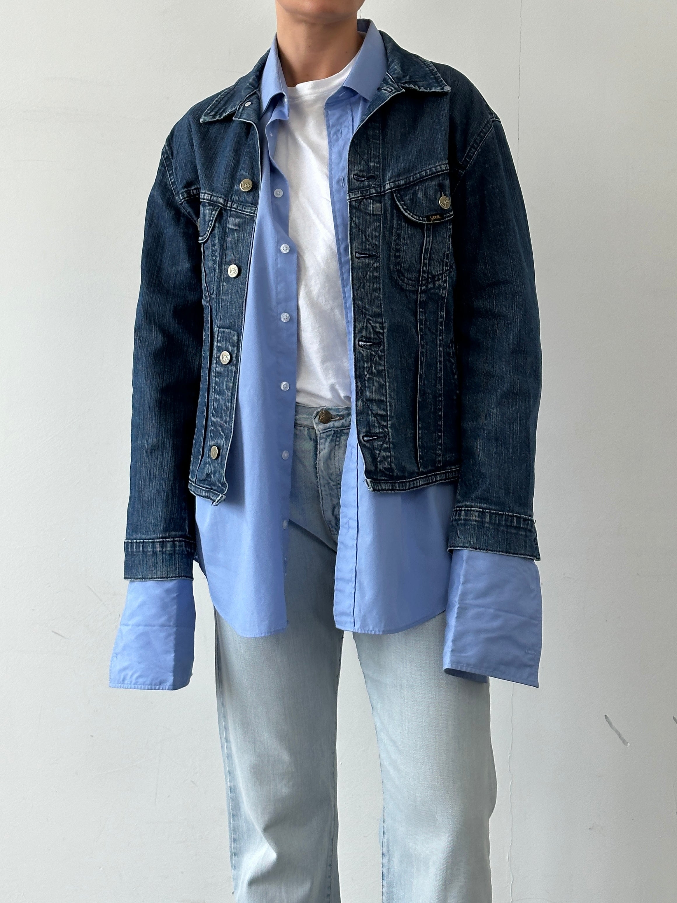Lee cotton fitted denim jacket, size M, showcasing classic blue denim with front button closure and chest pockets.