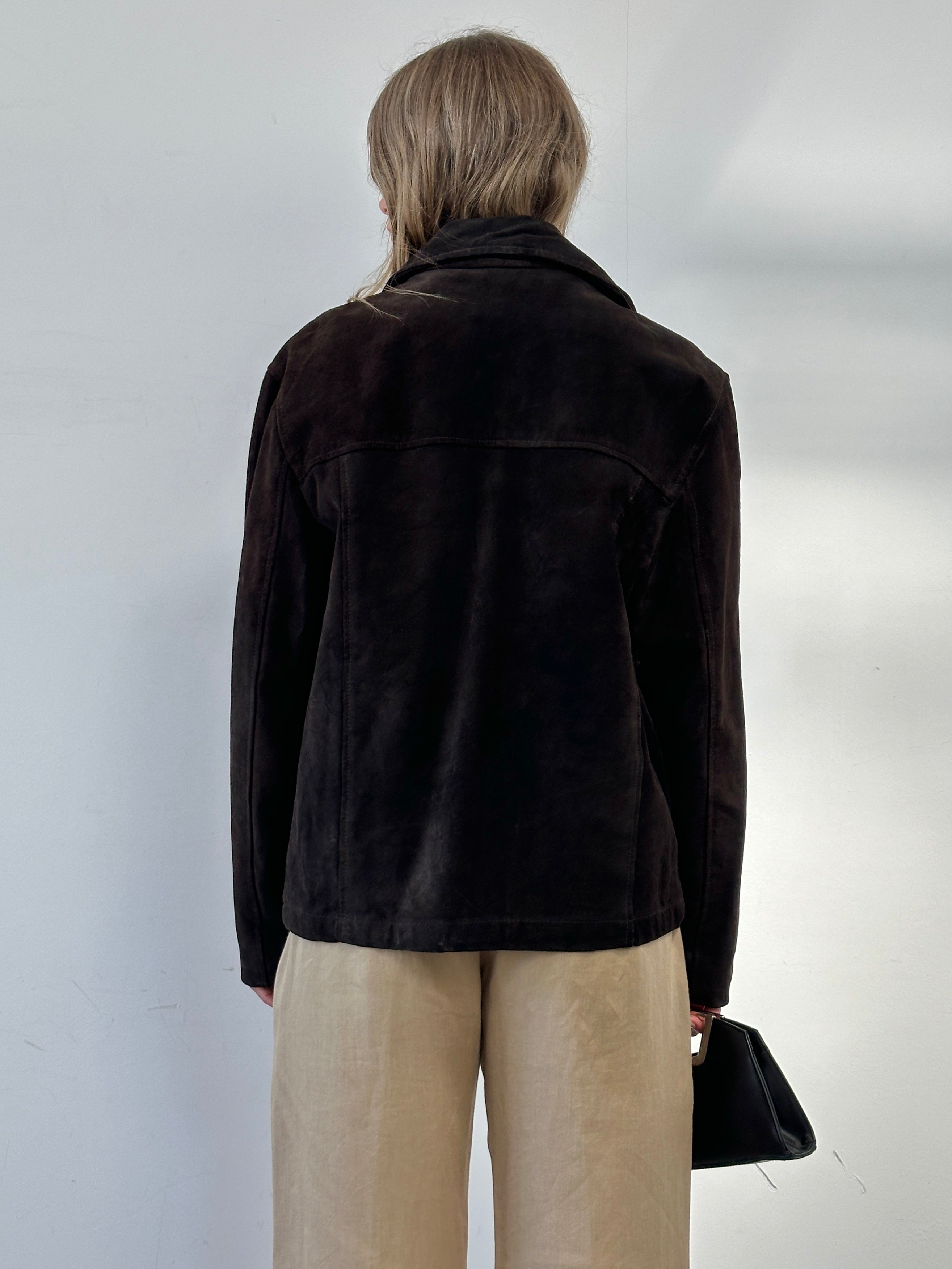 Vintage boxy suede jacket in M/L size, featuring a classic design with a soft, textured suede exterior and tailored fit.