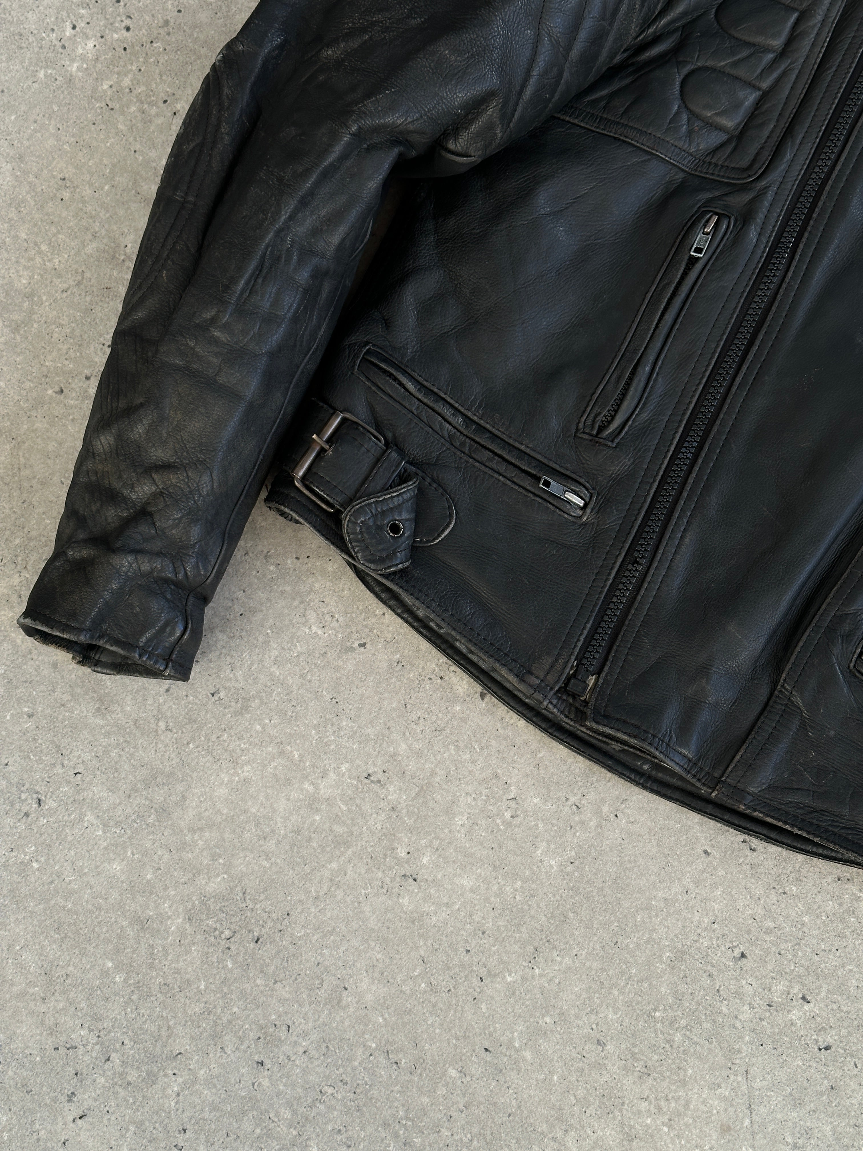 Vintage structured motorcycle leather jacket for men in size L/XL, featuring classic design and durable leather construction.
