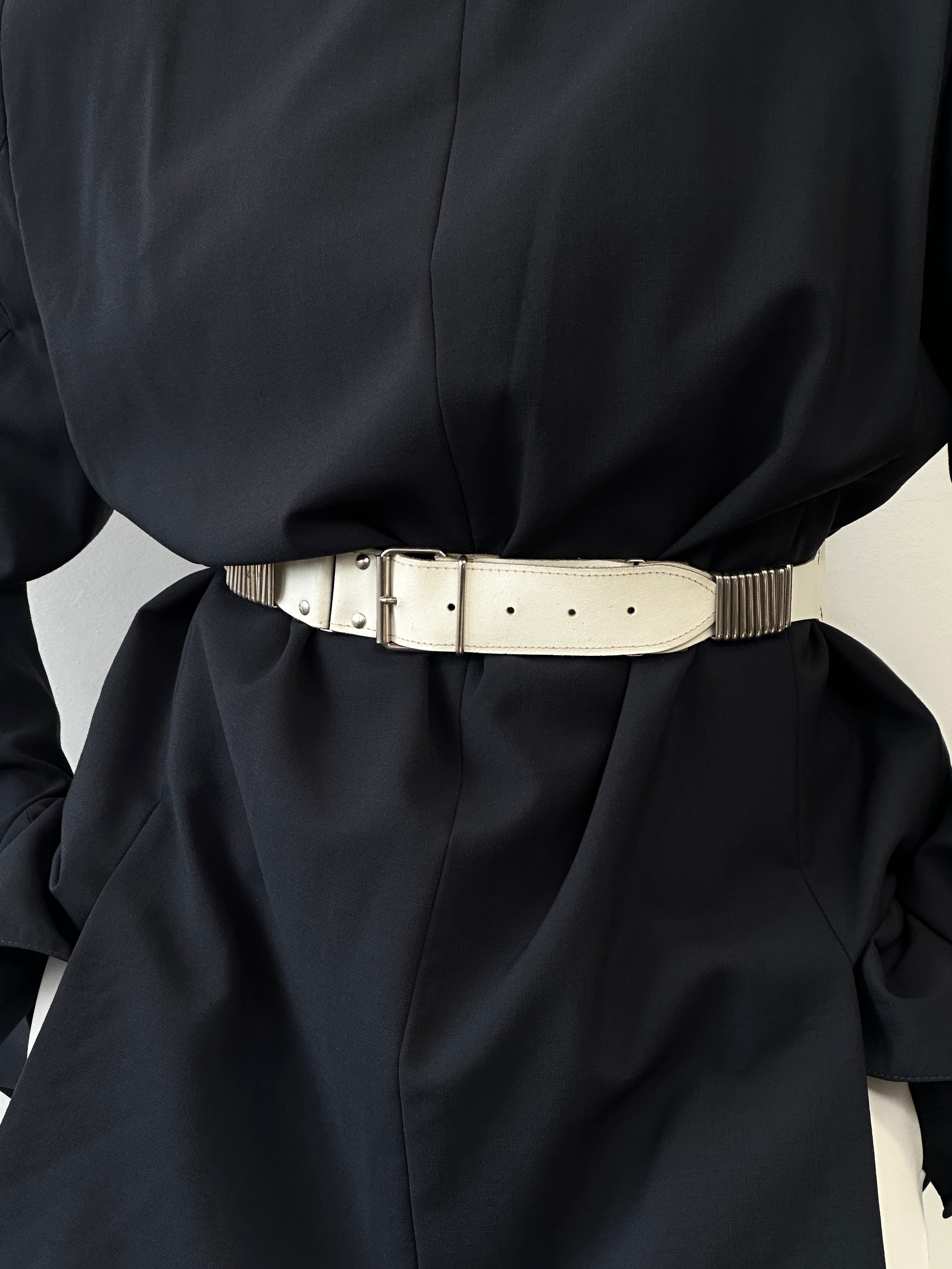 Vintage chrome hardware leather belt with adjustable W28-32, featuring classic design and durable leather strap.