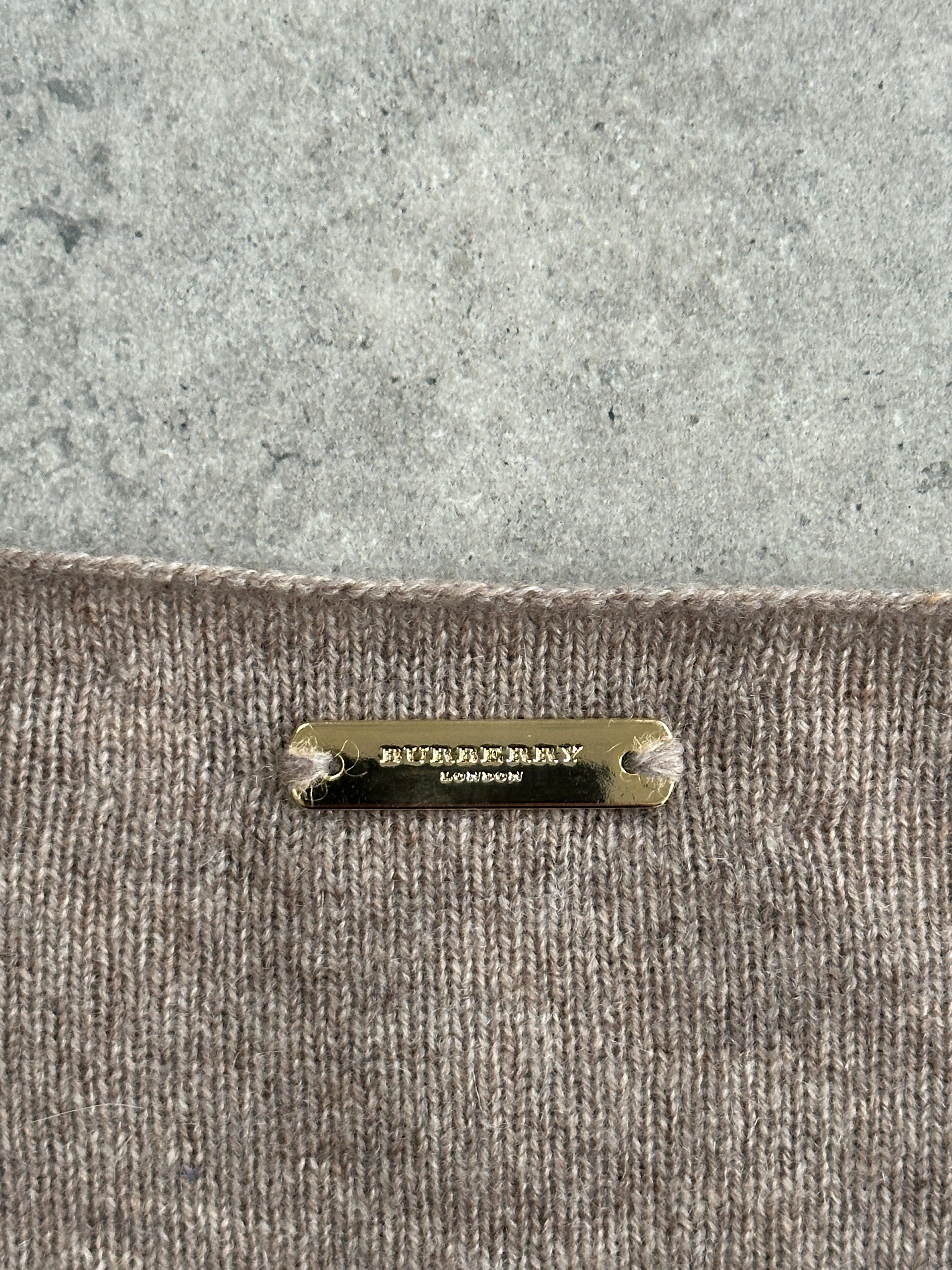 Burberry London pure cashmere lightweight knitted jumper in S/M, soft beige color, close-up of fabric and knit texture.