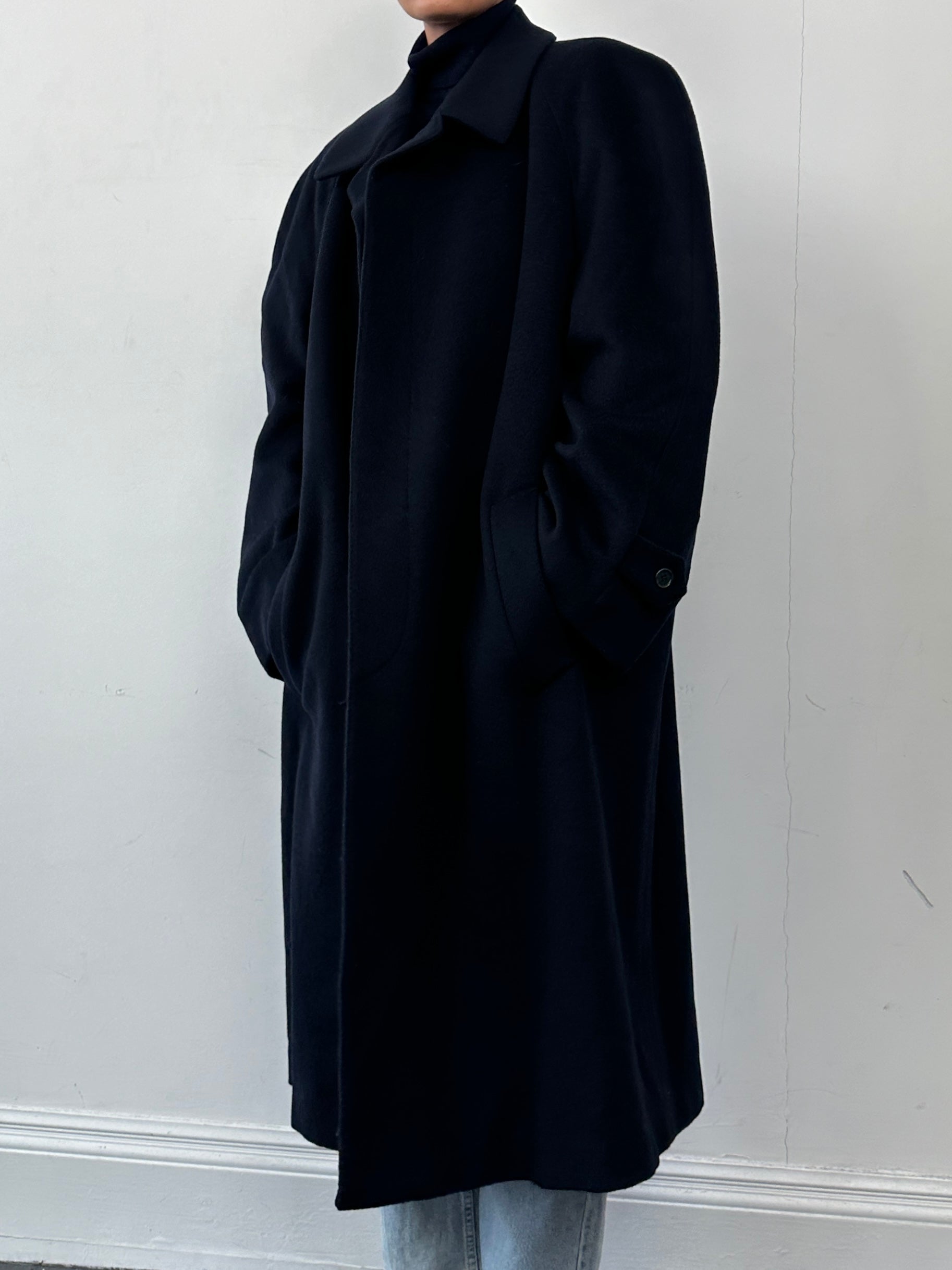 Vintage wool and cashmere coat in XL/XXL with concealed placket, single-breasted design, showcasing a classic, textured fabric.