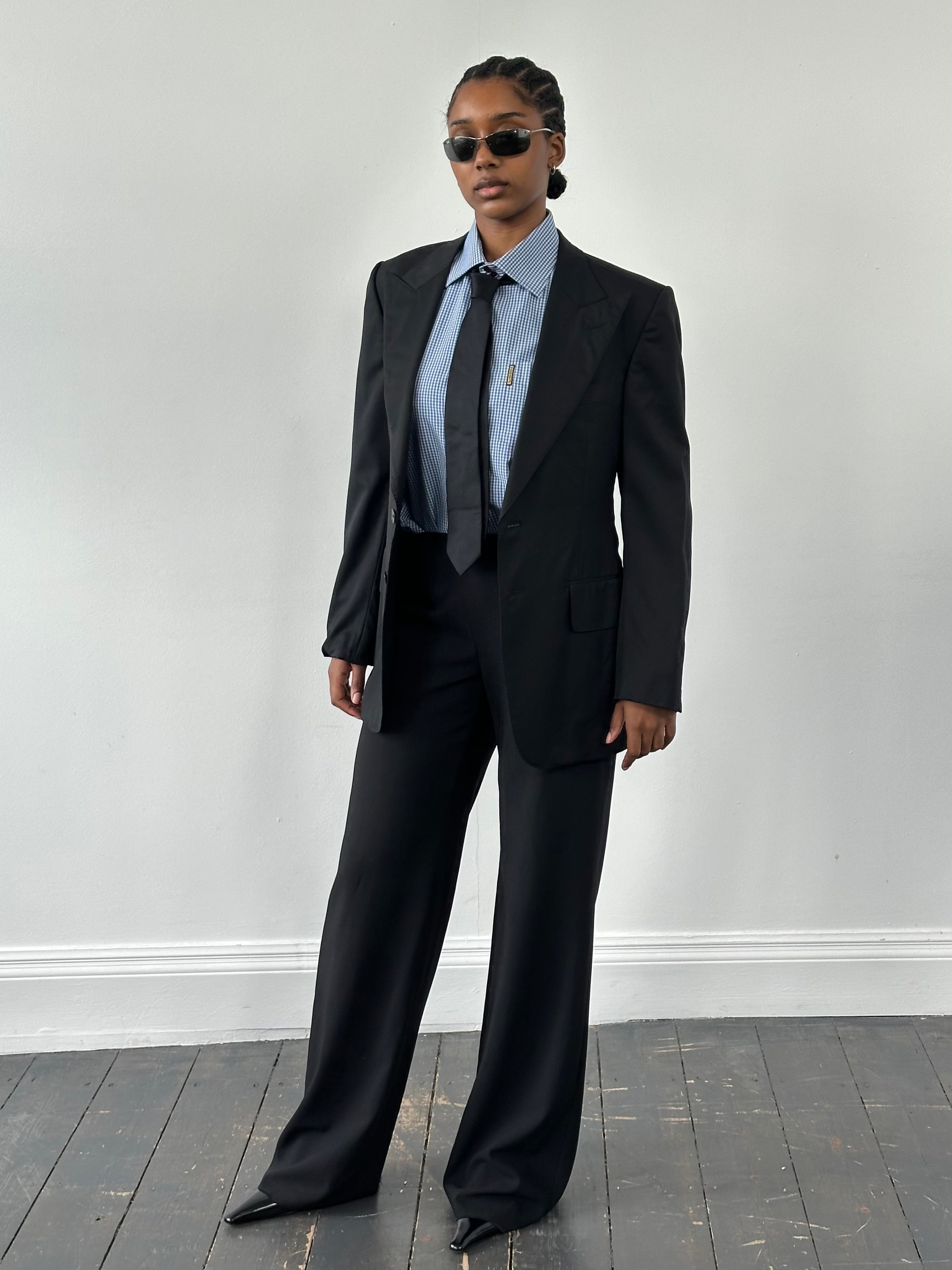 Gucci 1990s pure wool blazer with dagger collar, size 38R/M, tailored blazer featuring classic design and luxury fabric.