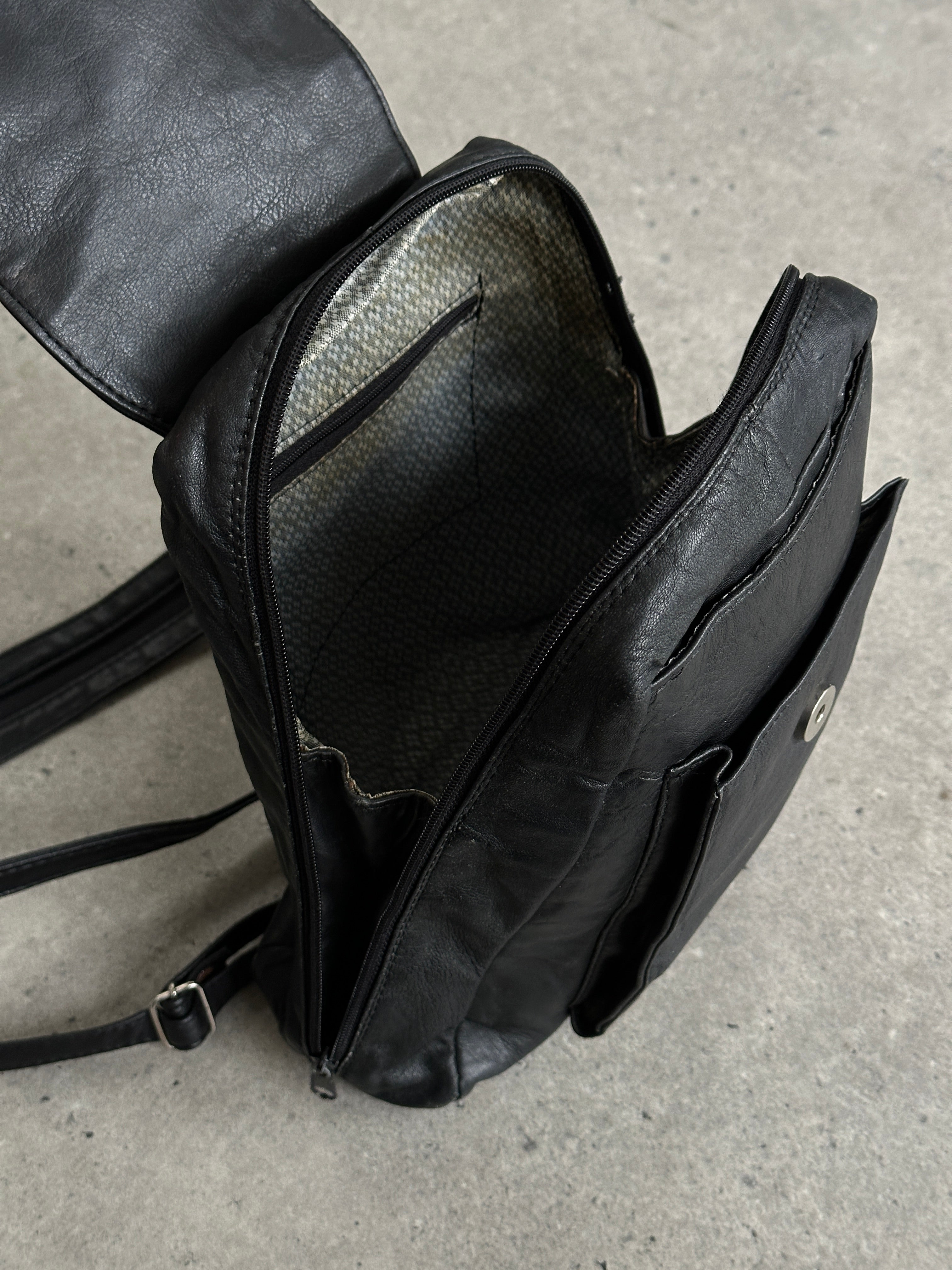 Vintage faux leather rucksack bag with adjustable straps and front pocket, stylish and durable for daily use.