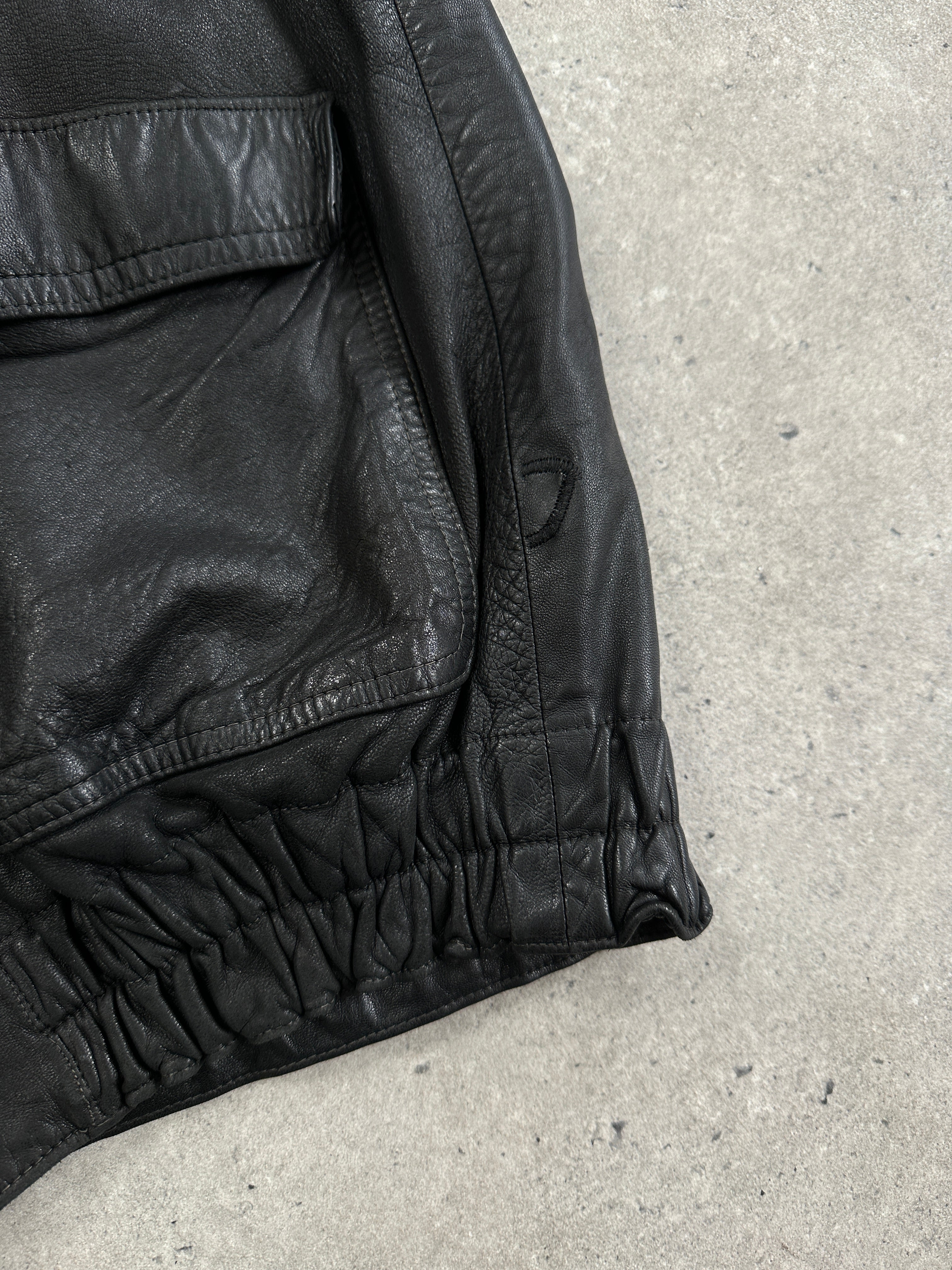 Vintage leather bomber jacket in XL, featuring a minimalist design with a classic collar and smooth leather finish.