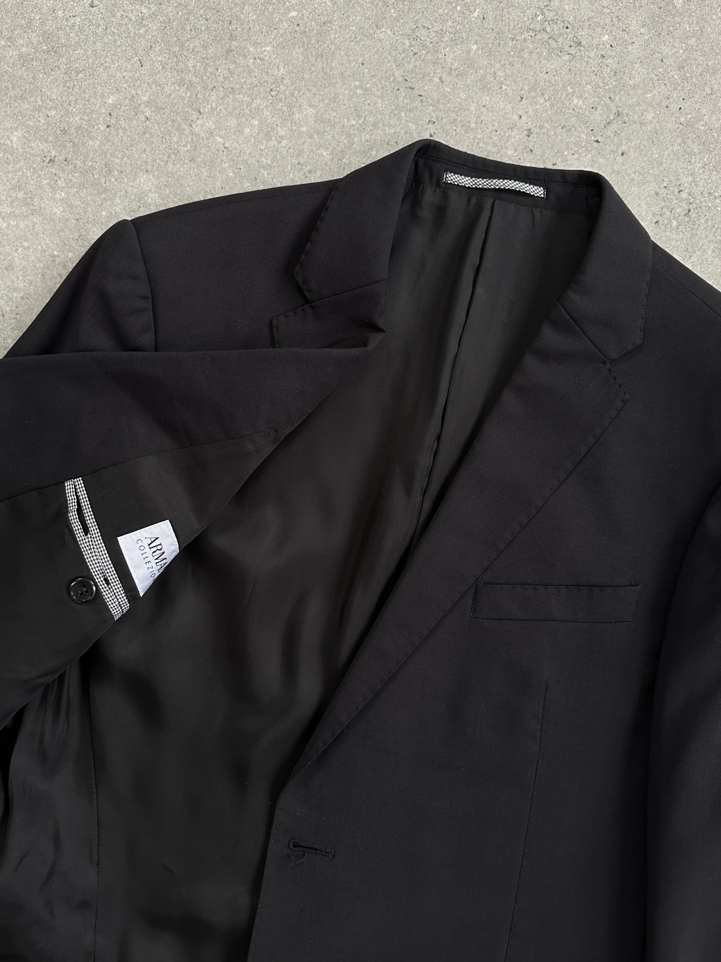 Armani Collezioni pure wool single-breasted blazer in size 42R/L, tailored fit, dark navy with notch lapel and button closure.