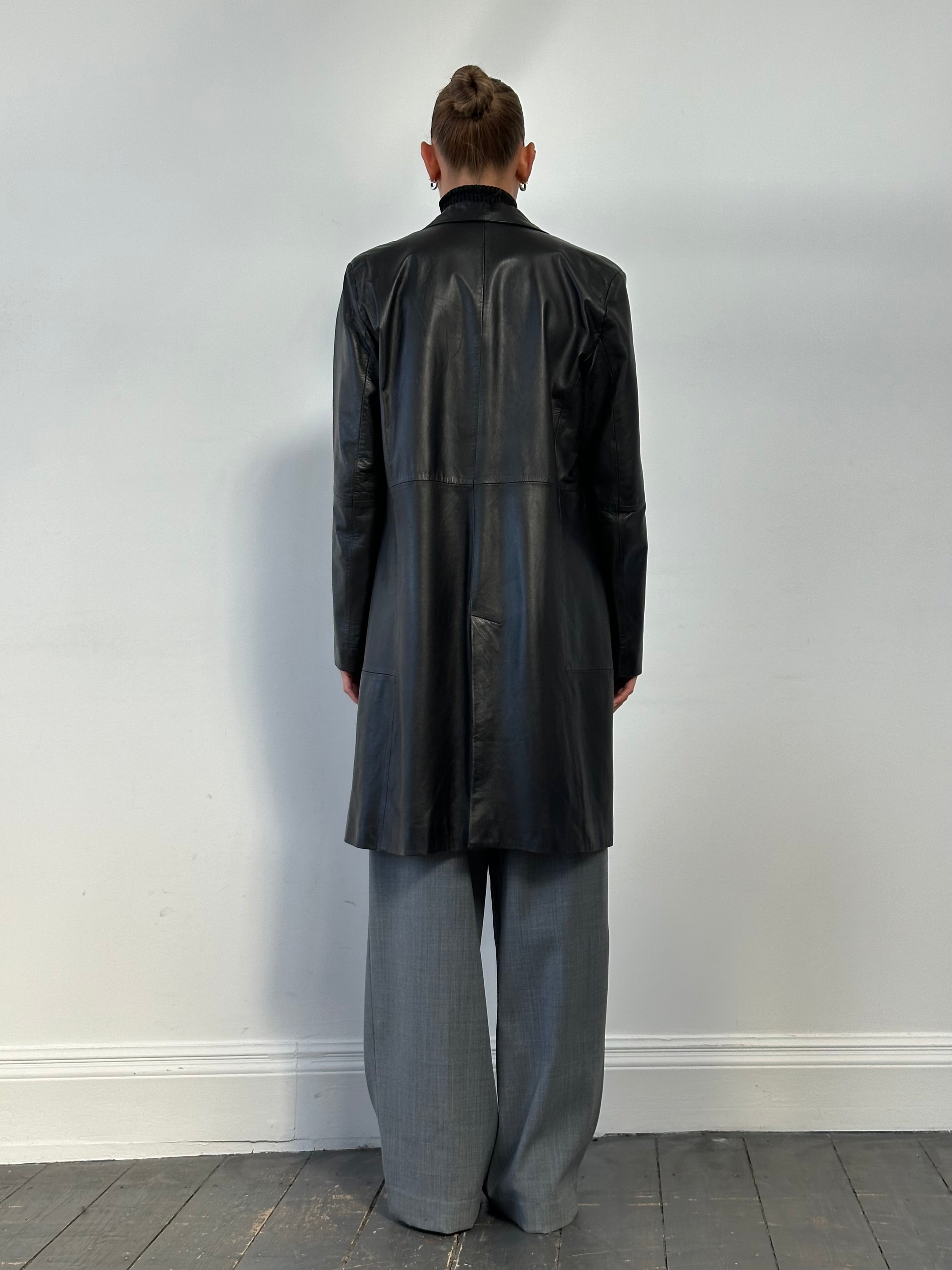 Vintage Italian vintage smooth leather trench coat, men's medium jacket with classic design and stylish weather-resistant finish.