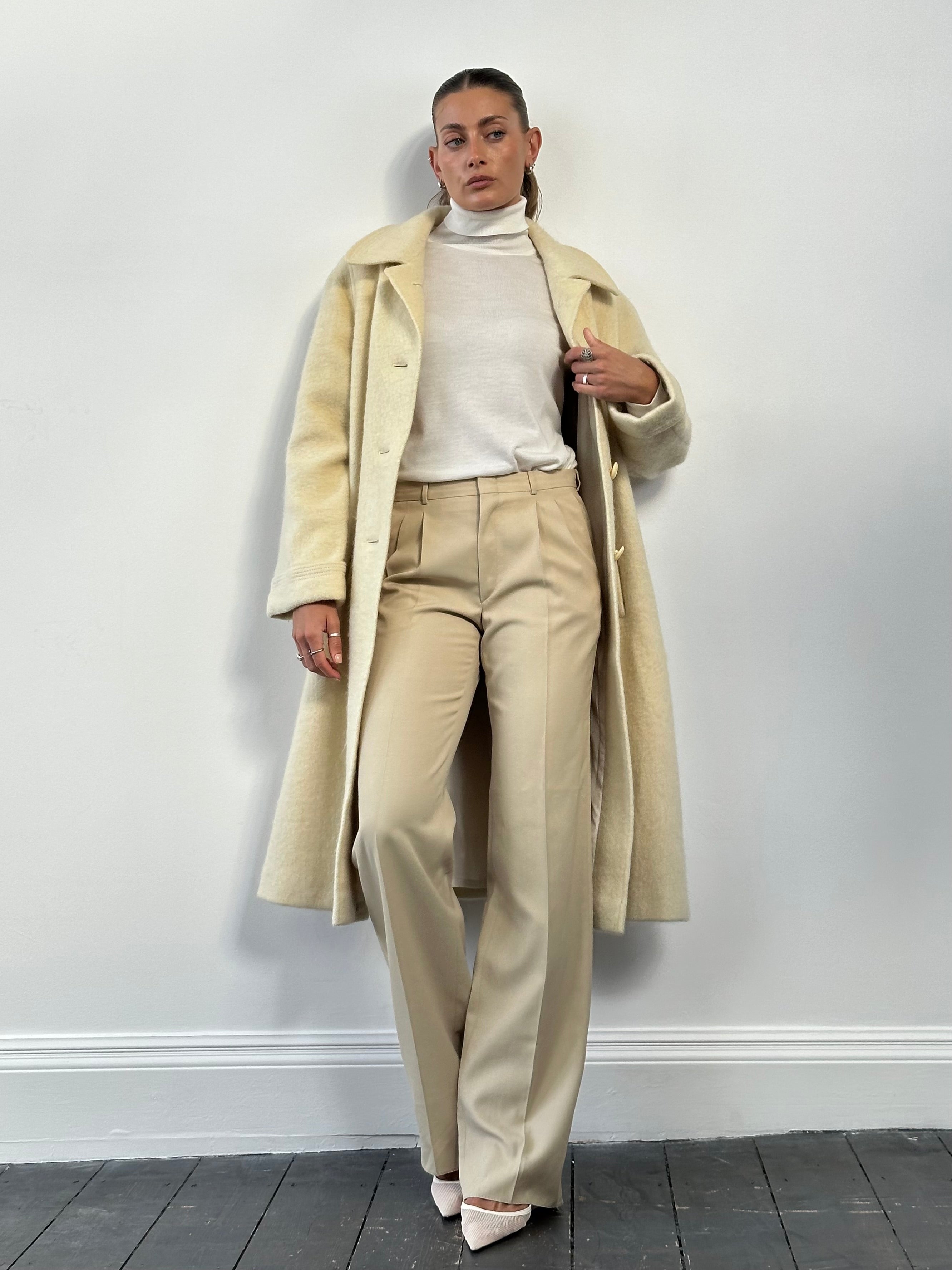 Vintage mid-rise straight leg tailored trousers in W28, featuring classic design and durable fabric for a timeless look.