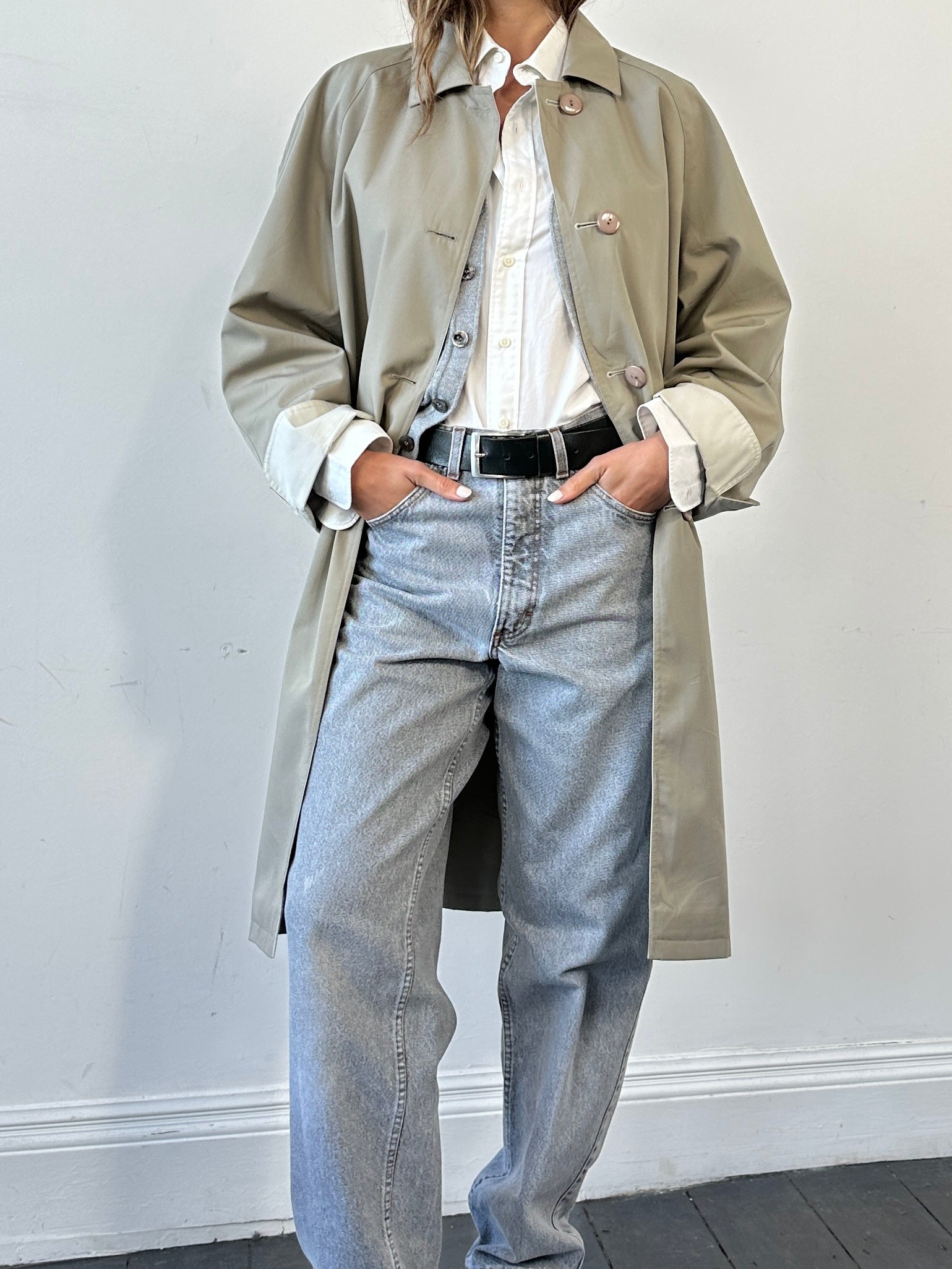 Vintage reversible water-resistant trench coat in size L/XL, showing a classic design with waterproof fabric and stylish details.
