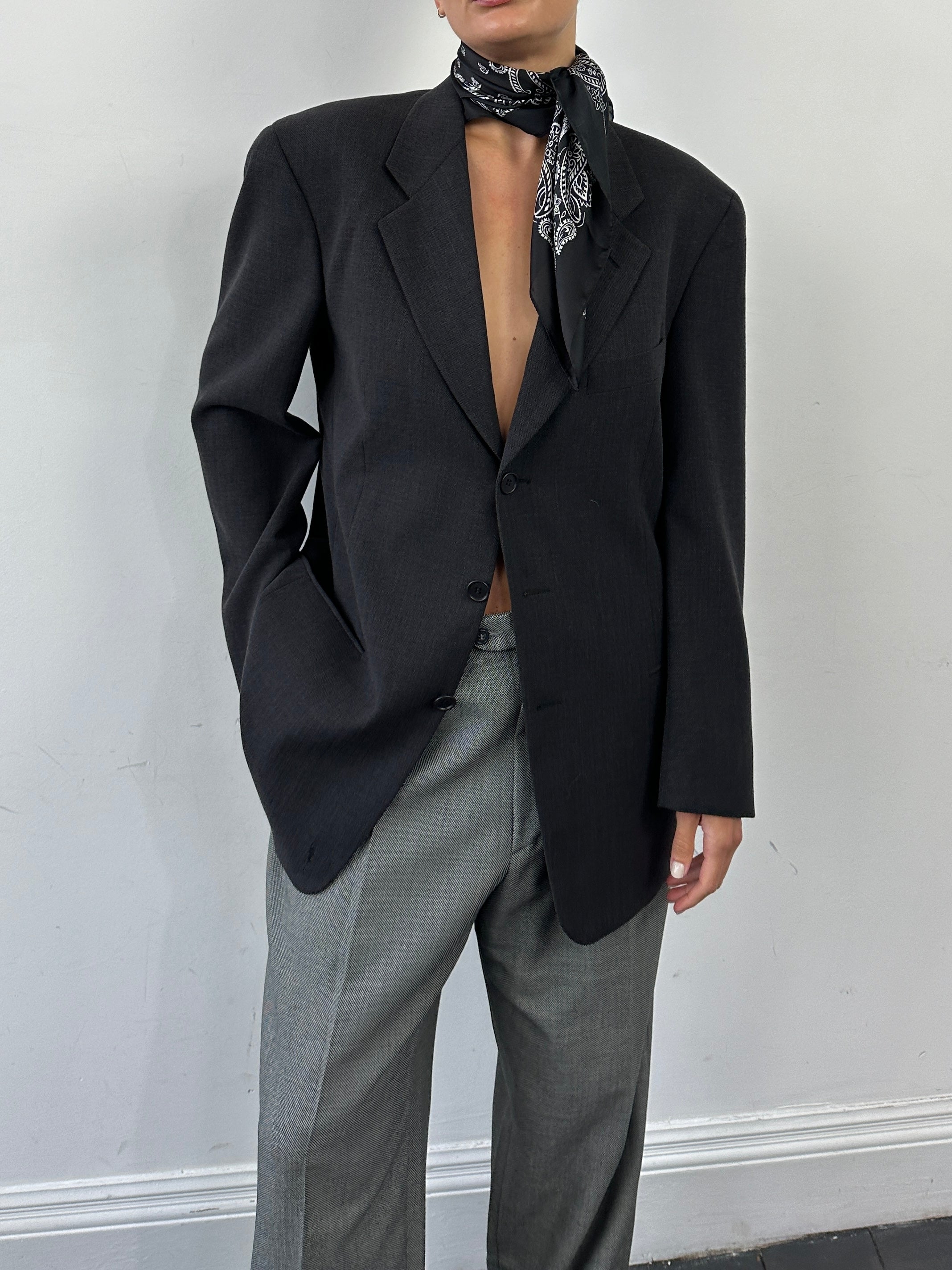 Giorgio Armani Le Collezioni pure wool single-breasted blazer in size 40R/L, tailored fit, dark classic color, detailed lapel and buttons