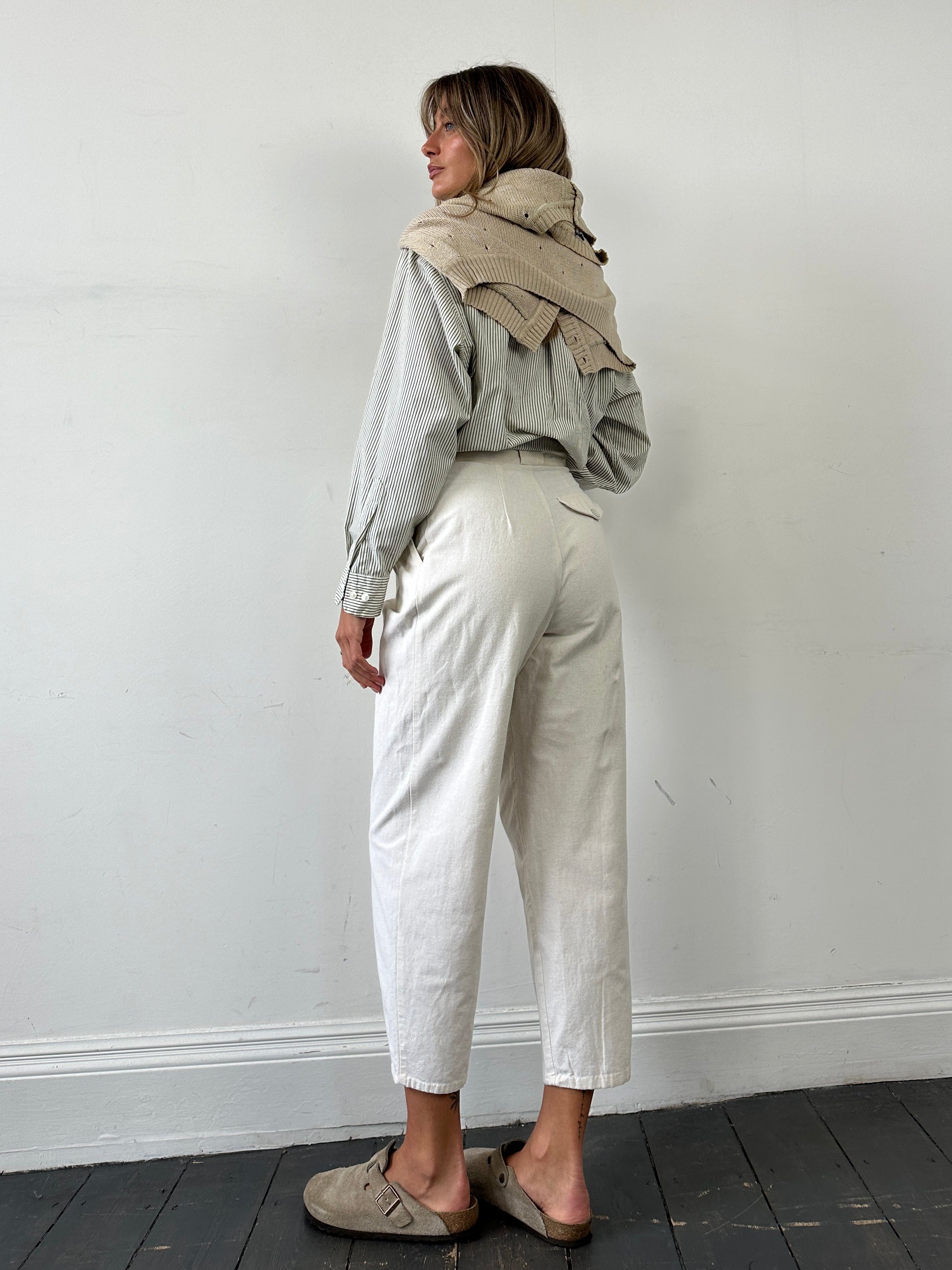 Vintage cotton linen pleated high-waisted trousers in size W26, featuring a relaxed fit and classic design.