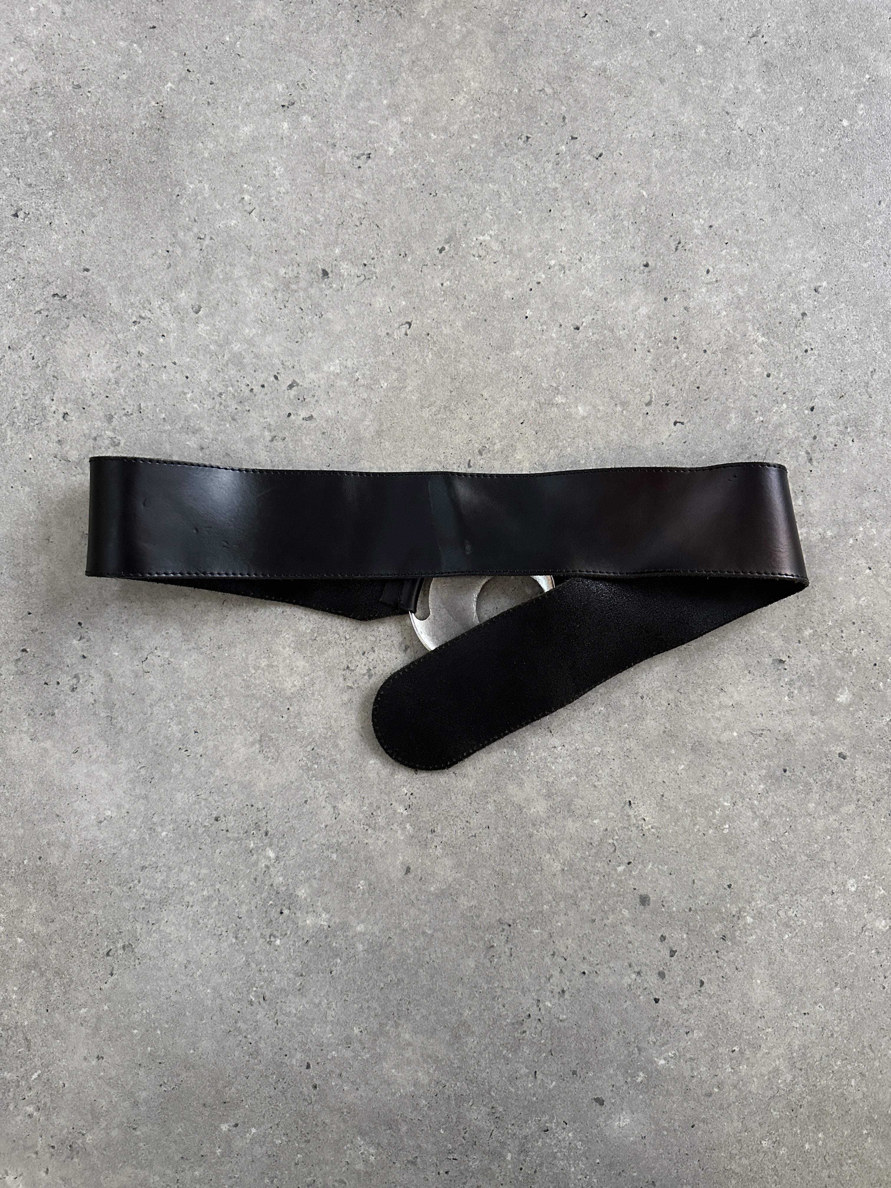 Vintage 1990s chunky leather belt with W36 size, featuring rugged brown leather and vintage-style buckle.