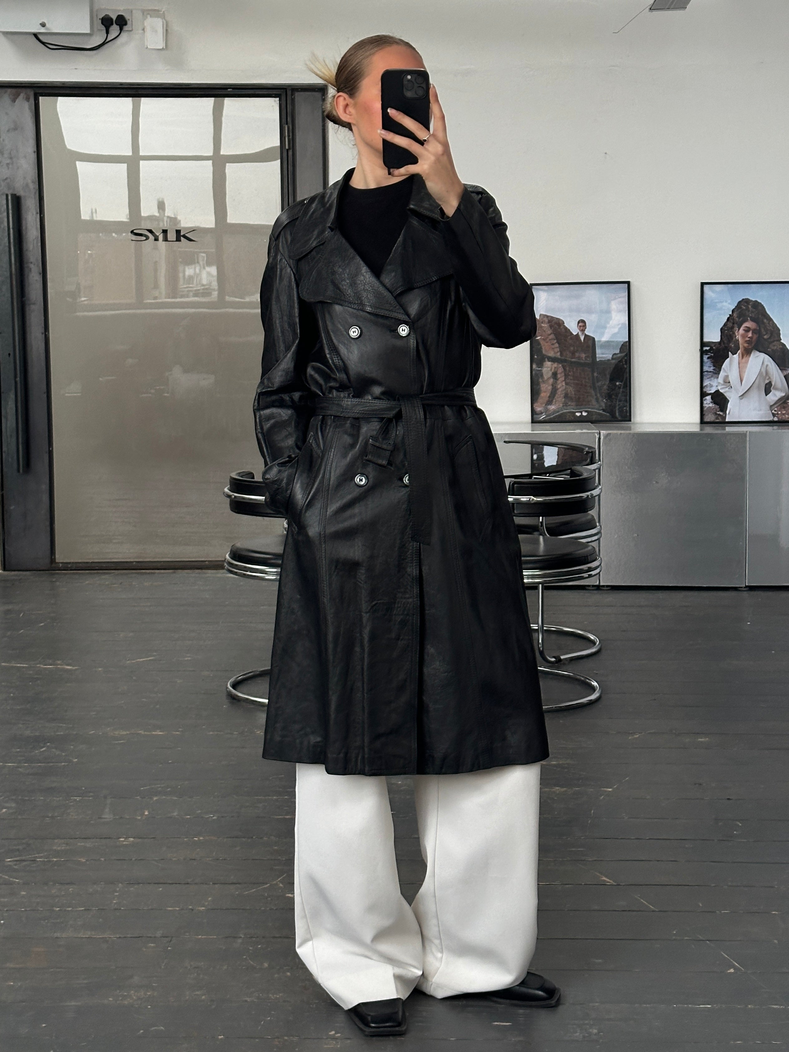 Vintage 1990s leather double-breasted trench coat in size M/L, stylish and timeless leather jacket with classic design details.