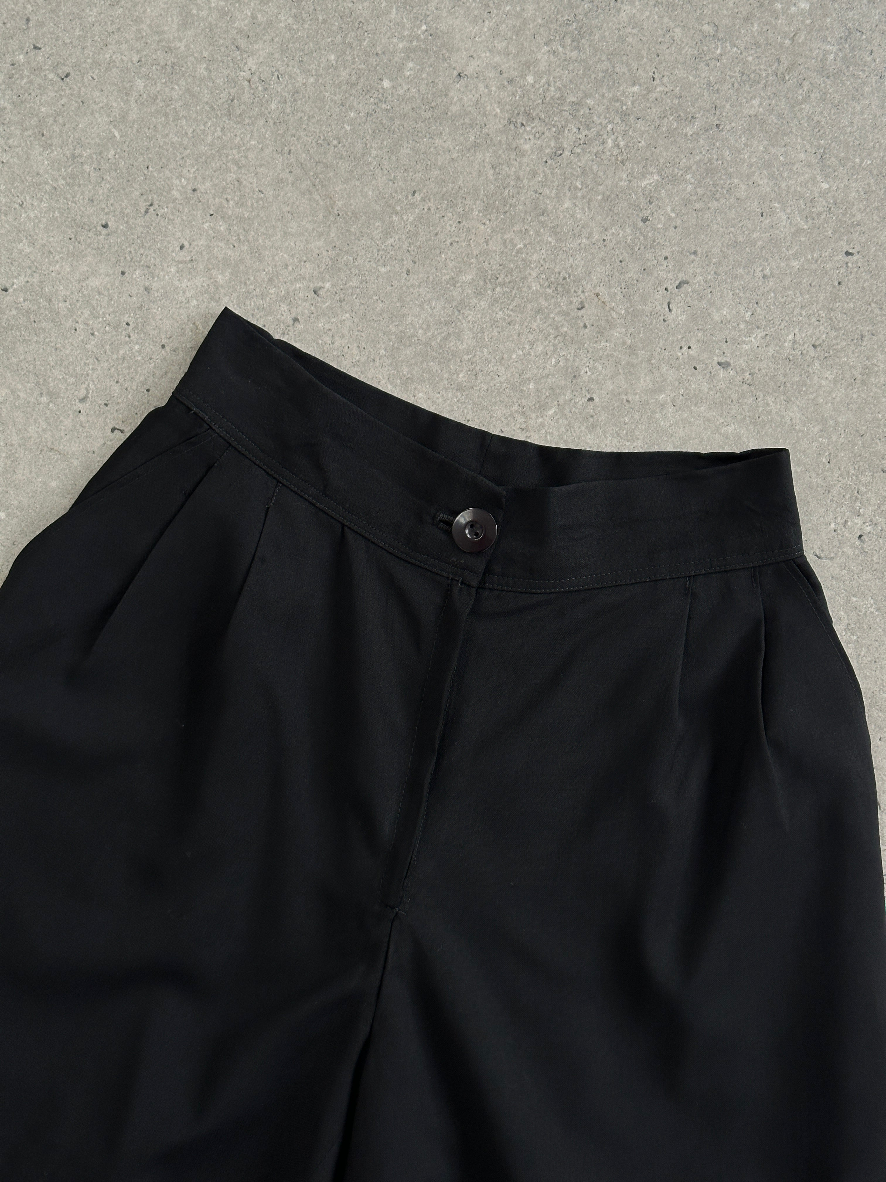 Vintage cotton high-waisted pleated shorts, W24, with front pleats and a classic vintage style, shown on a neutral background.