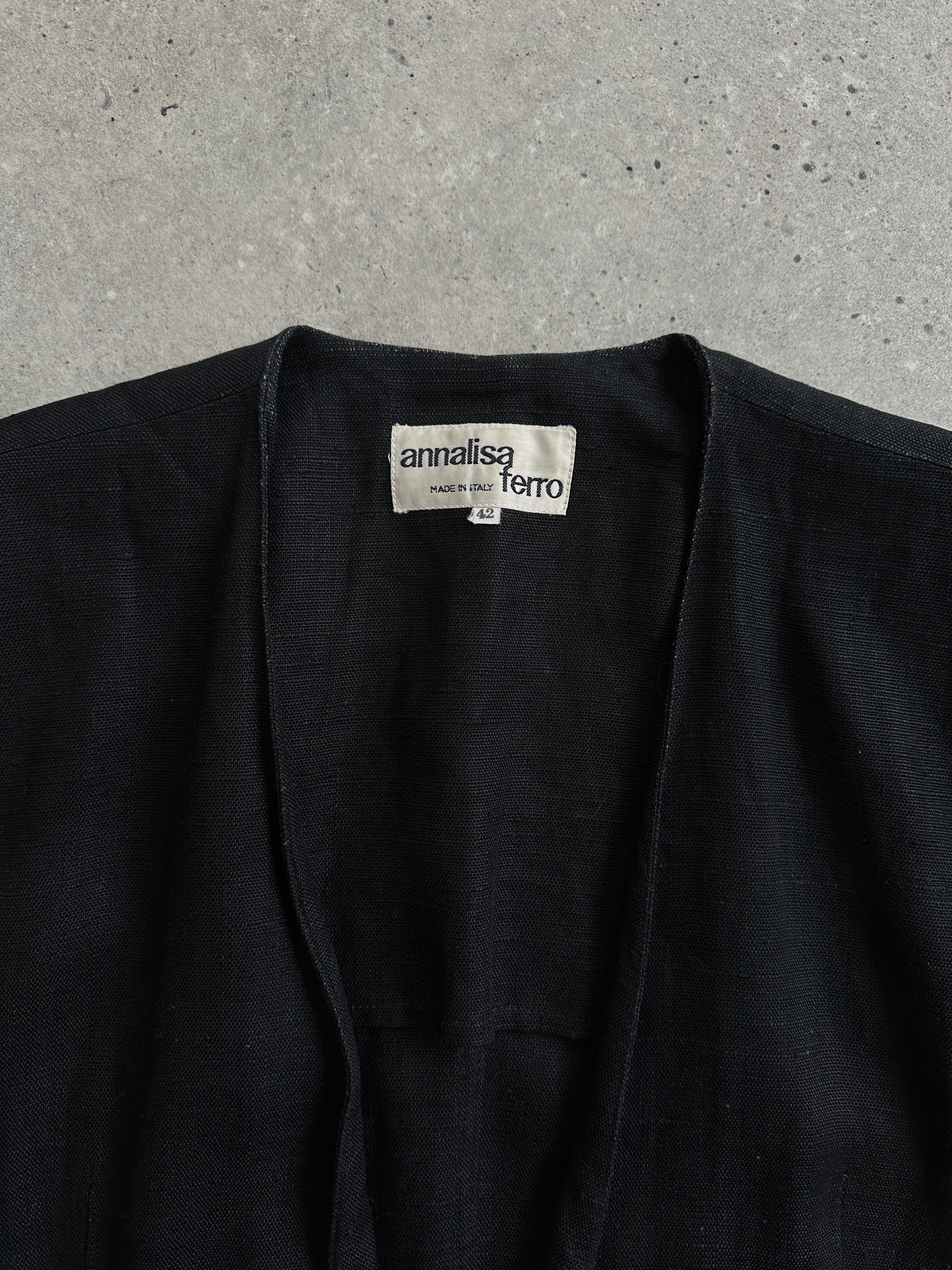 Italian vintage linen single-breasted blazer in size small, featuring classic tailored design and natural fabric texture.