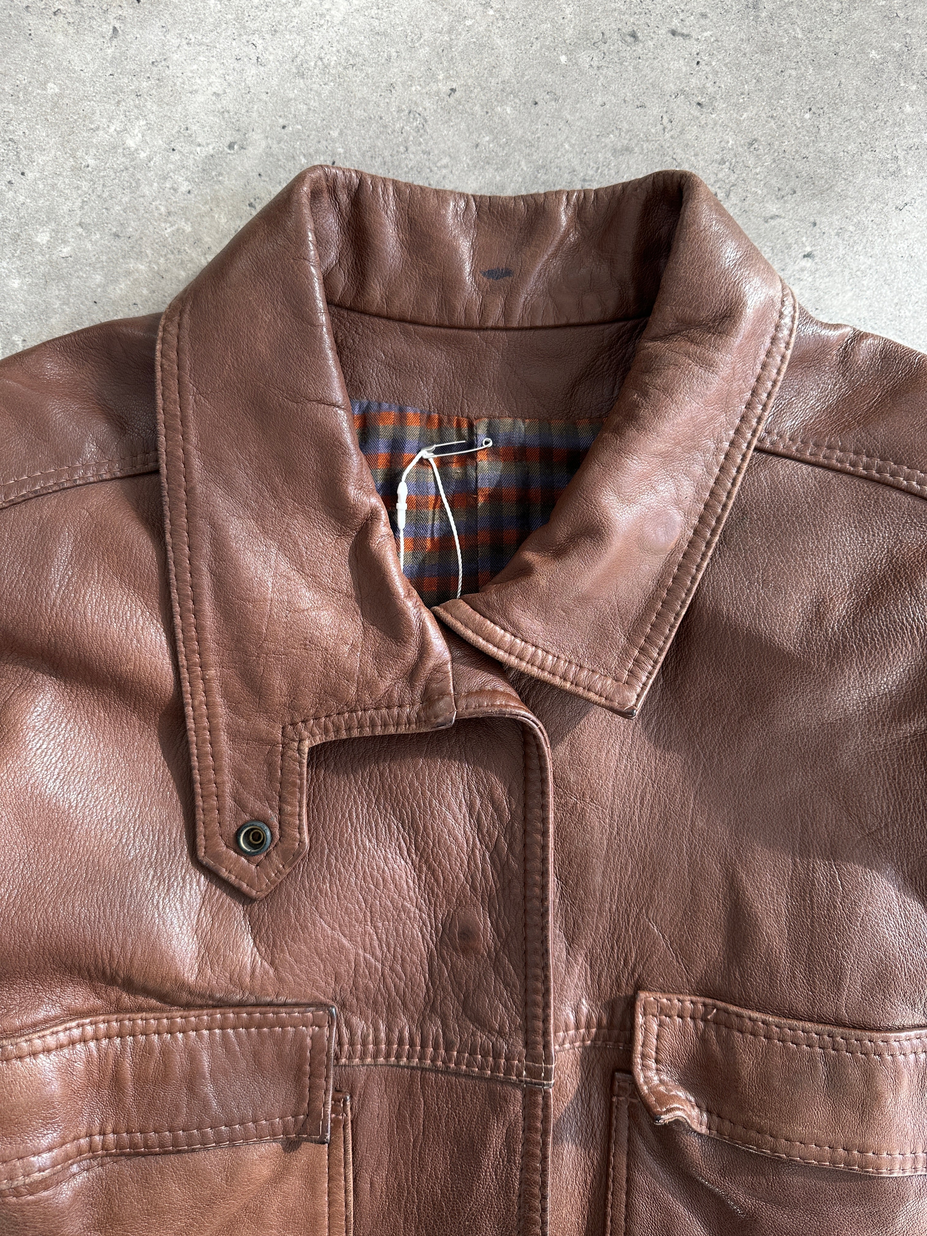 Vintage cropped leather jacket, stylish S/M fit, with classic design and textured leather for a timeless look.