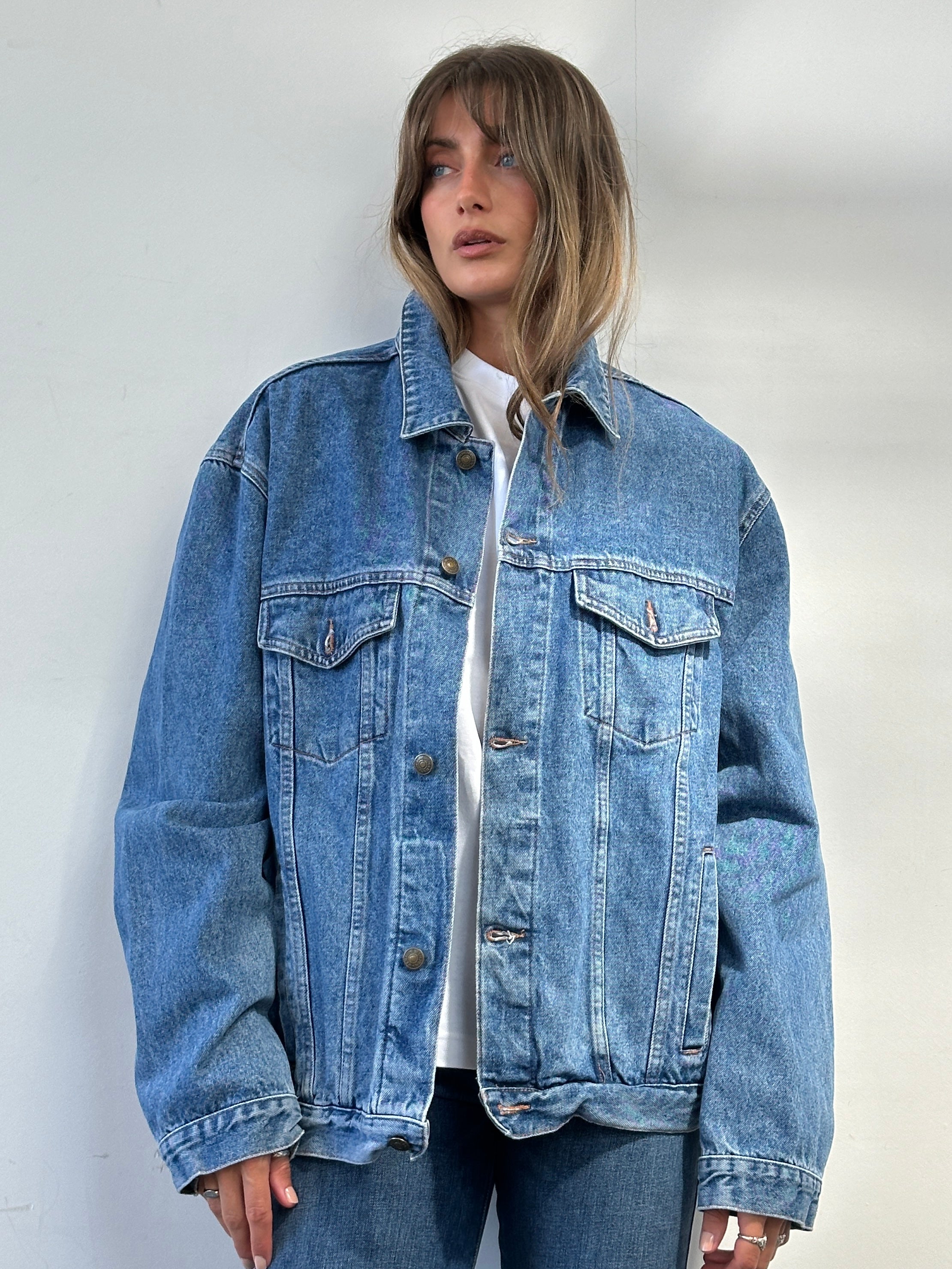 Vintage oversized denim jacket in pure cotton, XL size, featuring classic blue denim fabric and vintage style details.